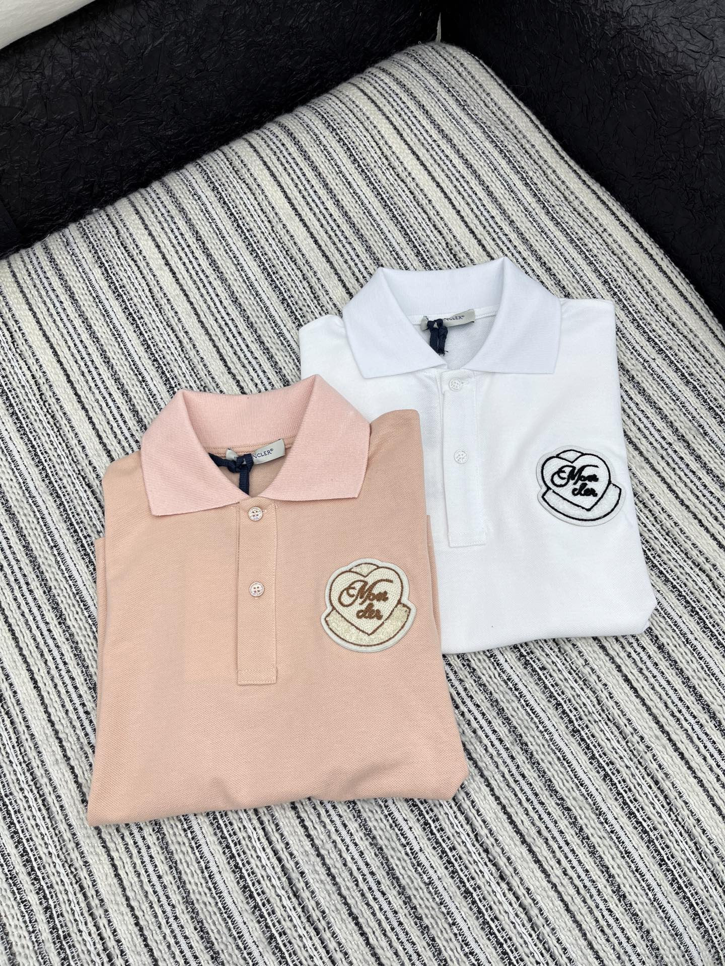 🛒𝐍𝐄𝐖 · 𝟐𝟎𝟐5/爆款现货

原单品质 Mon*｜25新品polo刺绣短袖T恤
精致常规版型上身显