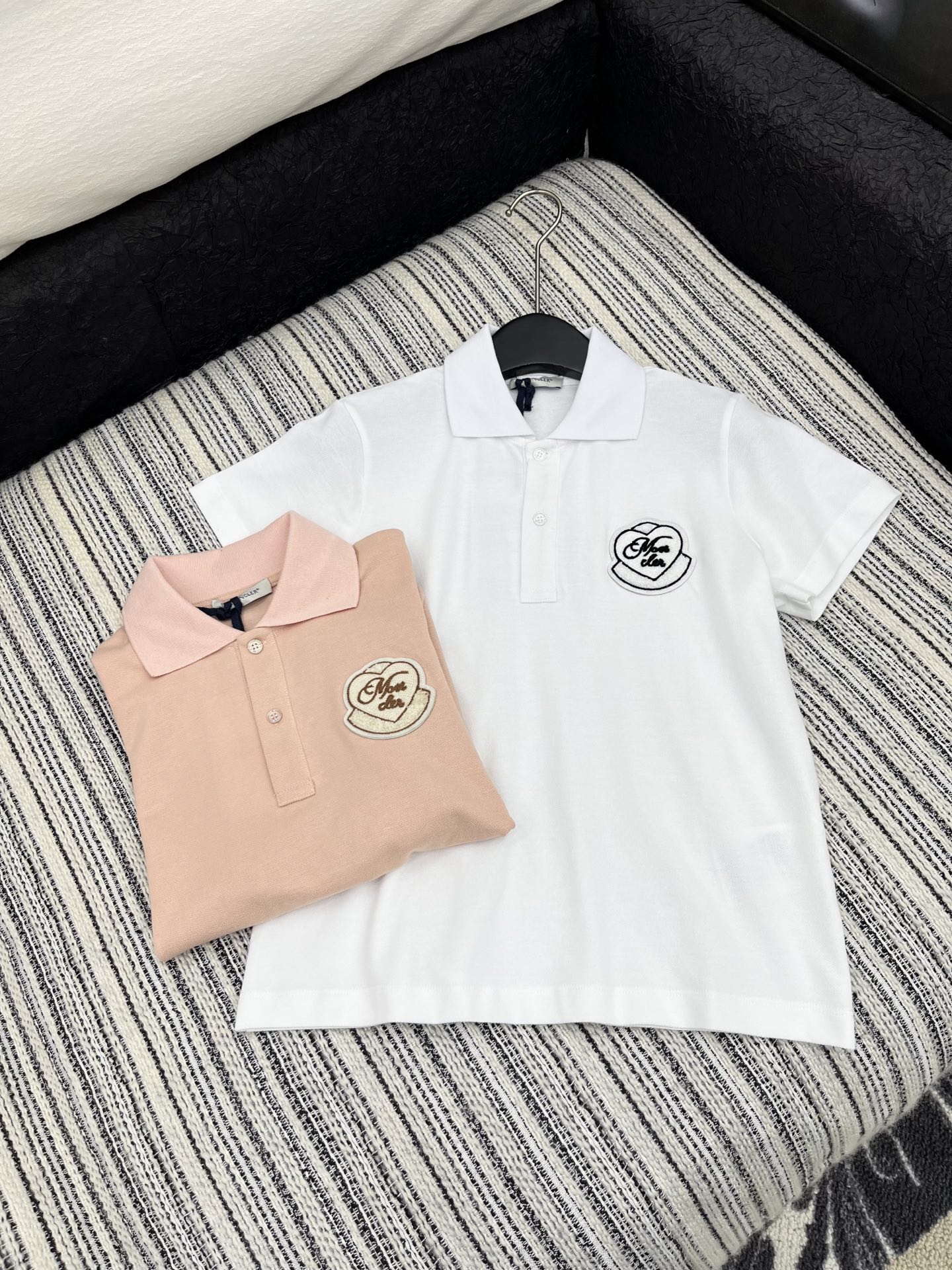 🛒𝐍𝐄𝐖 · 𝟐𝟎𝟐5/爆款现货

原单品质 Mon*｜25新品polo刺绣短袖T恤
精致常规版型上身显