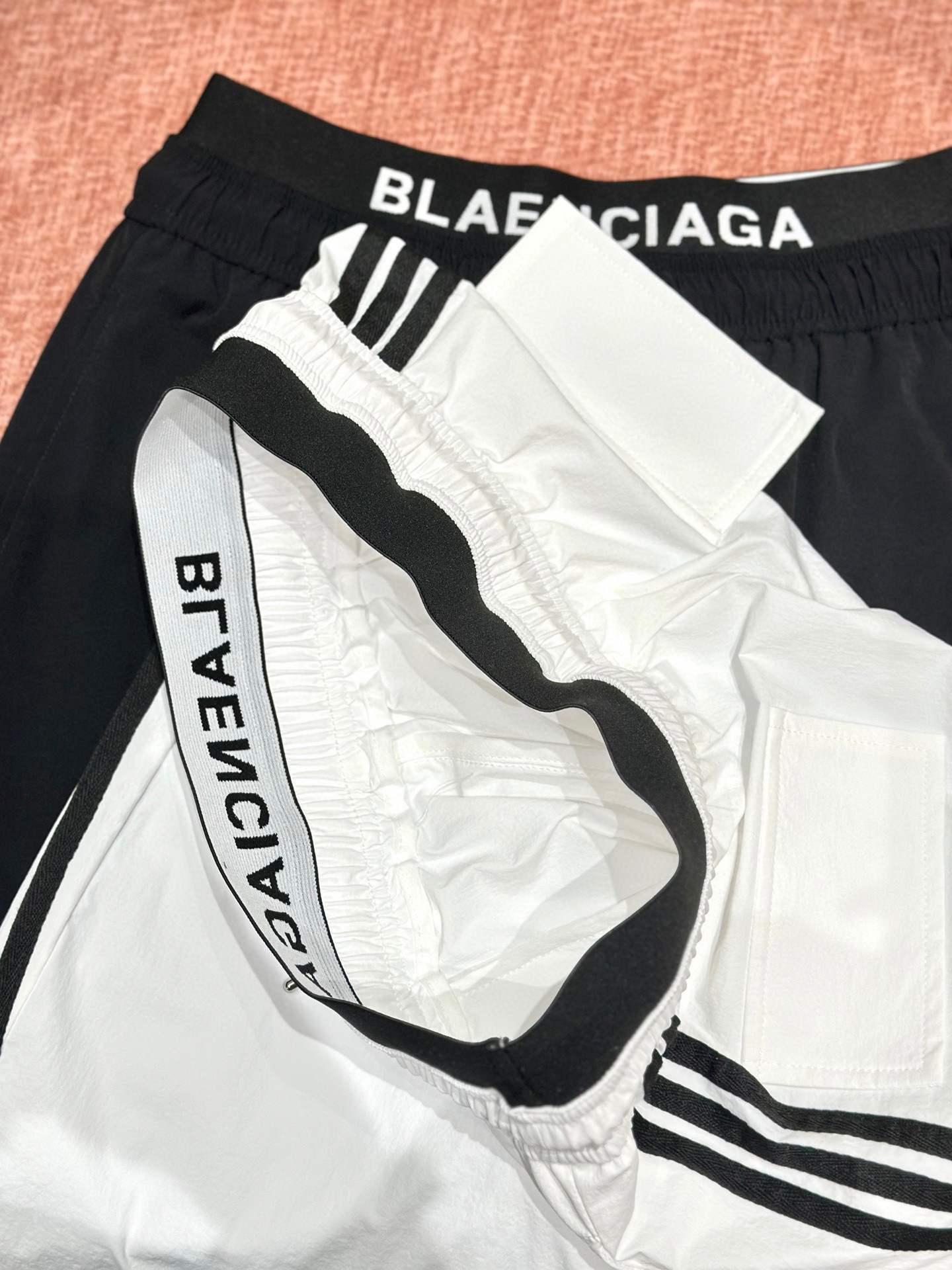🛒𝐍𝐄𝐖 · 𝟐𝟎𝟐5/爆款现货

原单品质 设计师｜25新款抽绳松紧腰工装式休闲裤
颜色百搭高级 定制