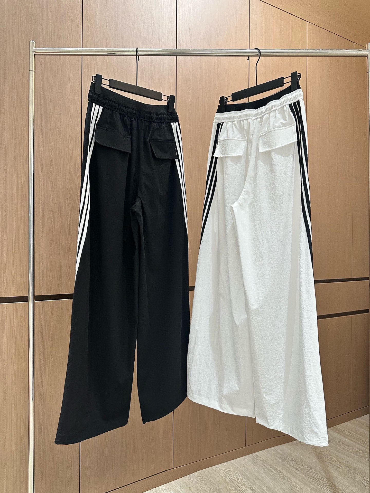 🛒𝐍𝐄𝐖 · 𝟐𝟎𝟐5/爆款现货

原单品质 设计师｜25新款抽绳松紧腰工装式休闲裤
颜色百搭高级 定制
