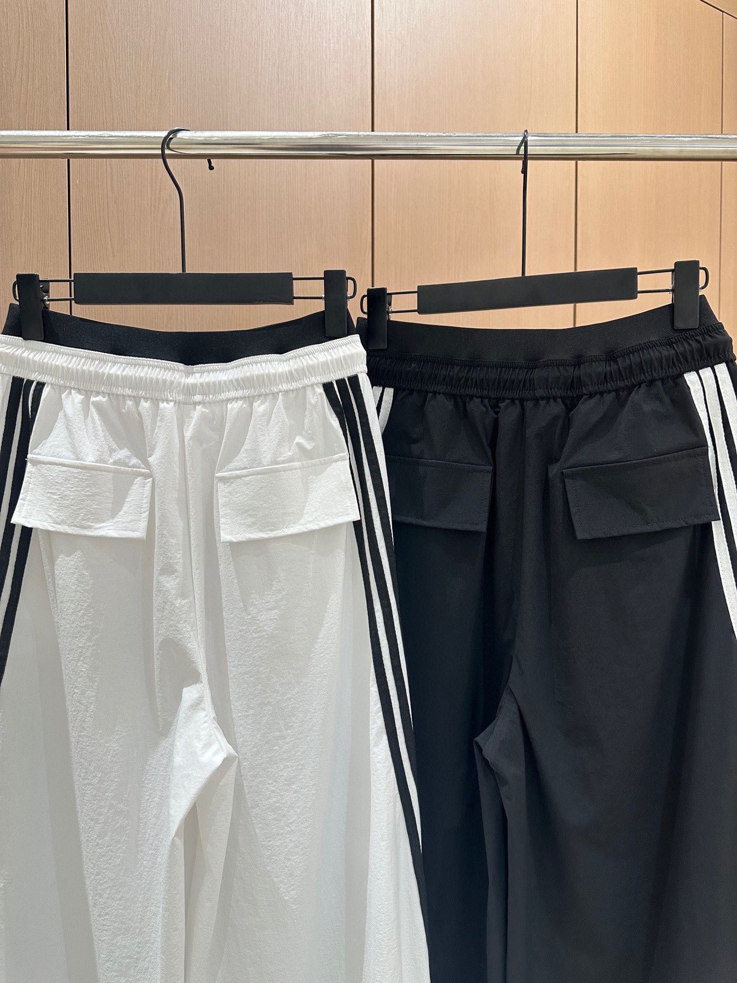 🛒𝐍𝐄𝐖 · 𝟐𝟎𝟐5/爆款现货

原单品质 设计师｜25新款抽绳松紧腰工装式休闲裤
颜色百搭高级 定制
