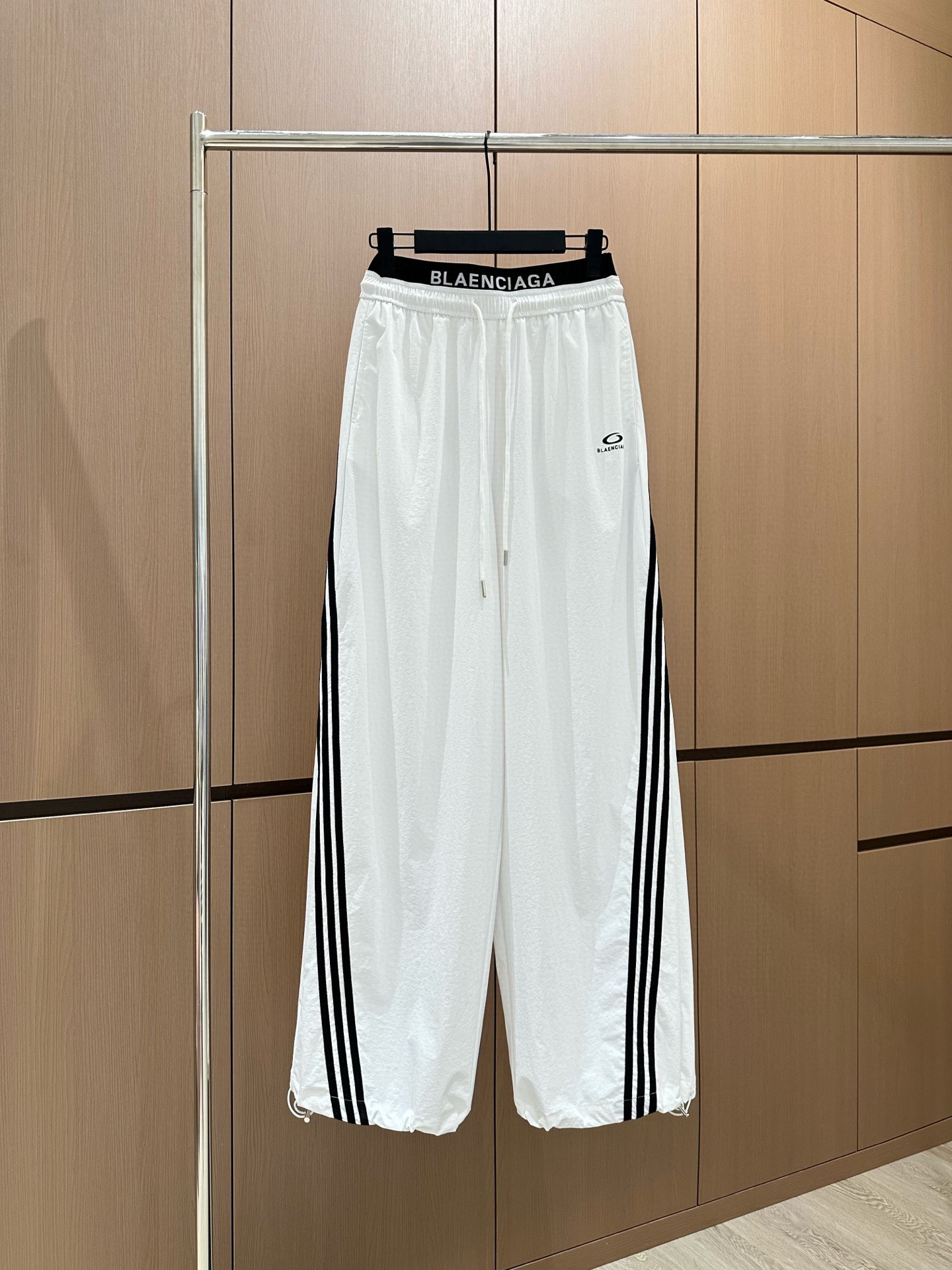🛒𝐍𝐄𝐖 · 𝟐𝟎𝟐5/爆款现货

原单品质 设计师｜25新款抽绳松紧腰工装式休闲裤
颜色百搭高级 定制