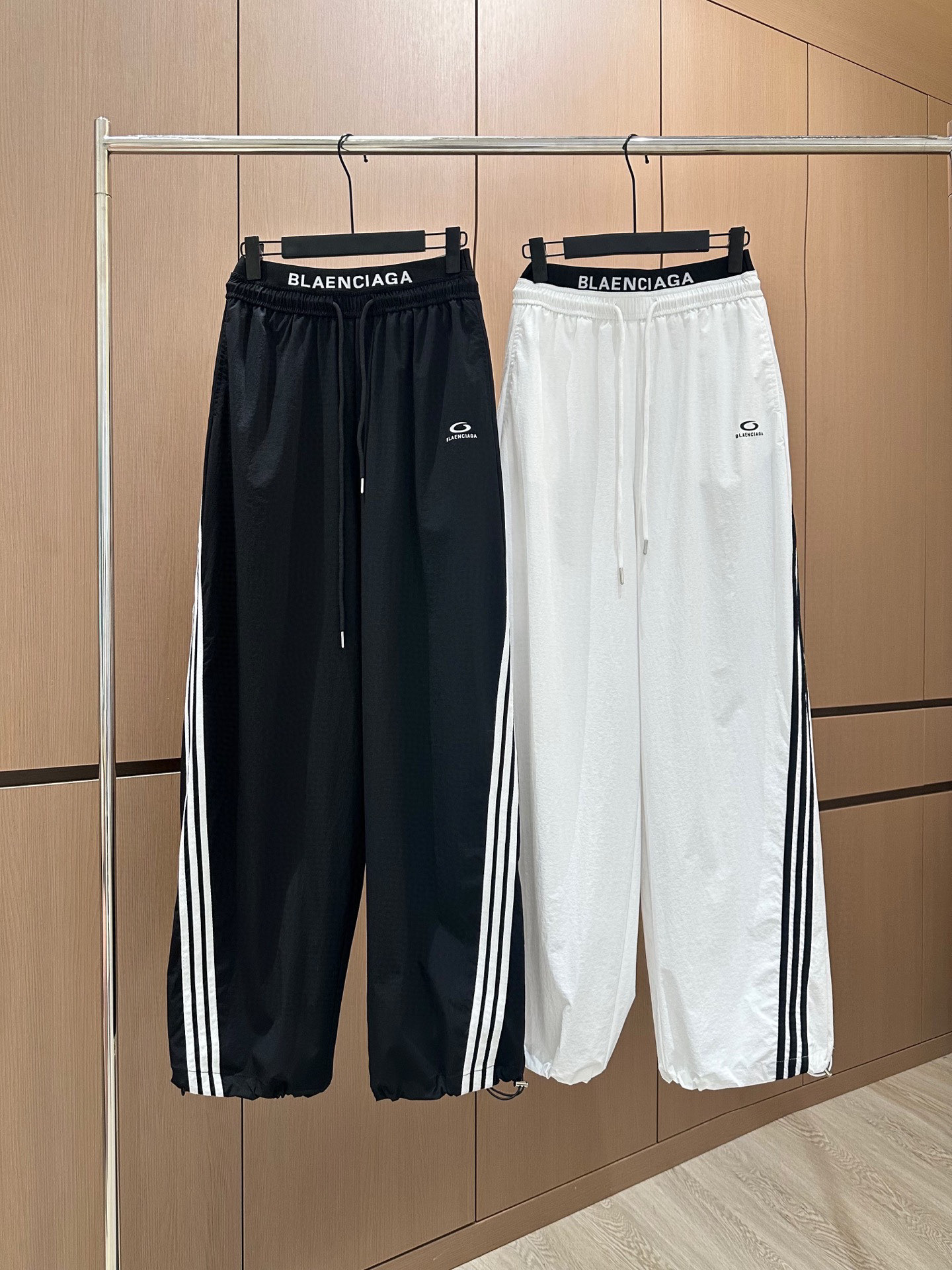 🛒𝐍𝐄𝐖 · 𝟐𝟎𝟐5/爆款现货

原单品质 设计师｜25新款抽绳松紧腰工装式休闲裤
颜色百搭高级 定制
