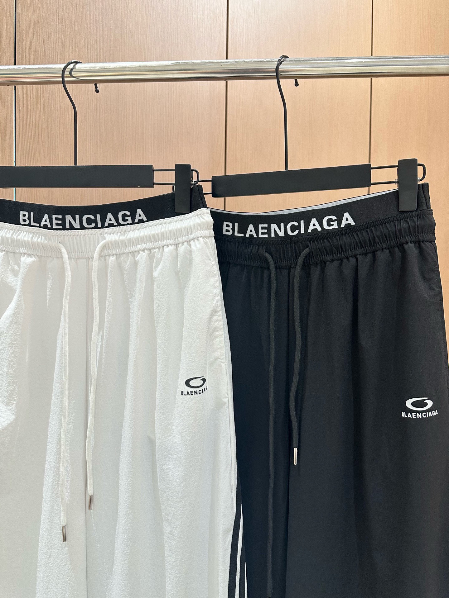 🛒𝐍𝐄𝐖 · 𝟐𝟎𝟐5/爆款现货

原单品质 设计师｜25新款抽绳松紧腰工装式休闲裤
颜色百搭高级 定制
