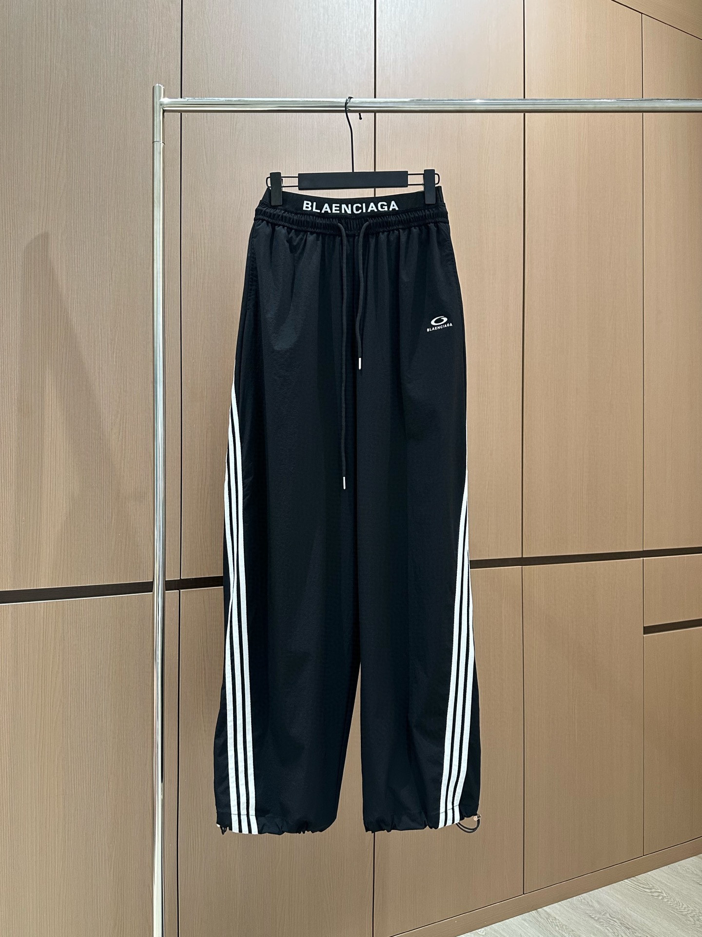 🛒𝐍𝐄𝐖 · 𝟐𝟎𝟐5/爆款现货

原单品质 设计师｜25新款抽绳松紧腰工装式休闲裤
颜色百搭高级 定制