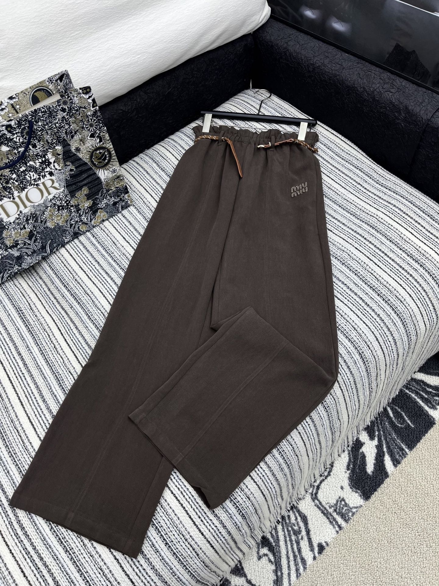🛒𝐍𝐄𝐖 · 𝟐𝟎𝟐5/爆款现货

原单品质  Miu Mi*｜25新款撞色刺绣松紧腰休闲裤
颜色百搭高