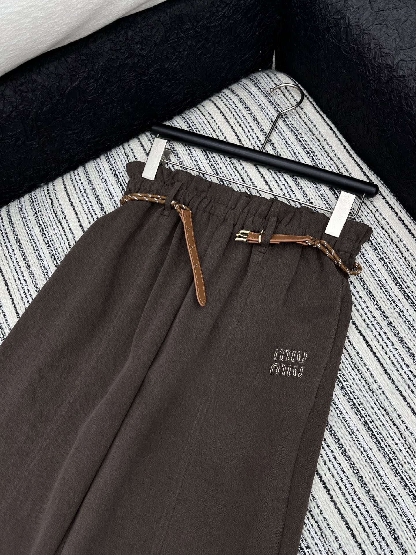 🛒𝐍𝐄𝐖 · 𝟐𝟎𝟐5/爆款现货

原单品质  Miu Mi*｜25新款撞色刺绣松紧腰休闲裤
颜色百搭高