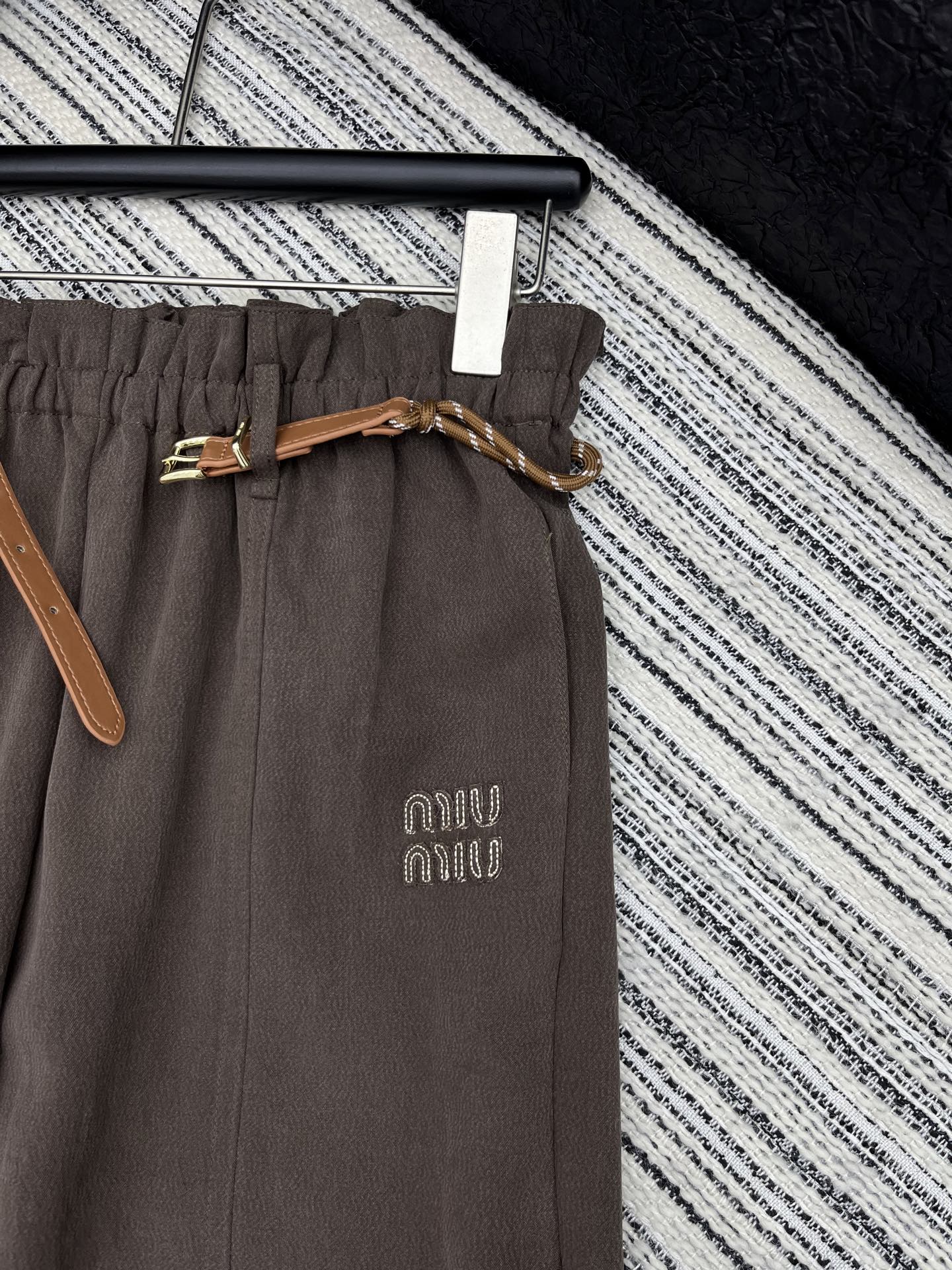 🛒𝐍𝐄𝐖 · 𝟐𝟎𝟐5/爆款现货

原单品质  Miu Mi*｜25新款撞色刺绣松紧腰休闲裤
颜色百搭高