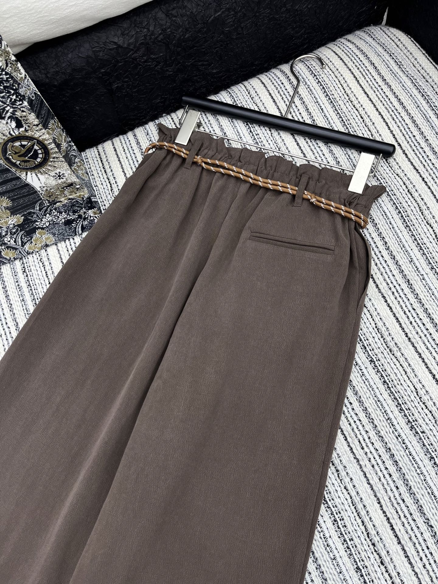 🛒𝐍𝐄𝐖 · 𝟐𝟎𝟐5/爆款现货

原单品质  Miu Mi*｜25新款撞色刺绣松紧腰休闲裤
颜色百搭高