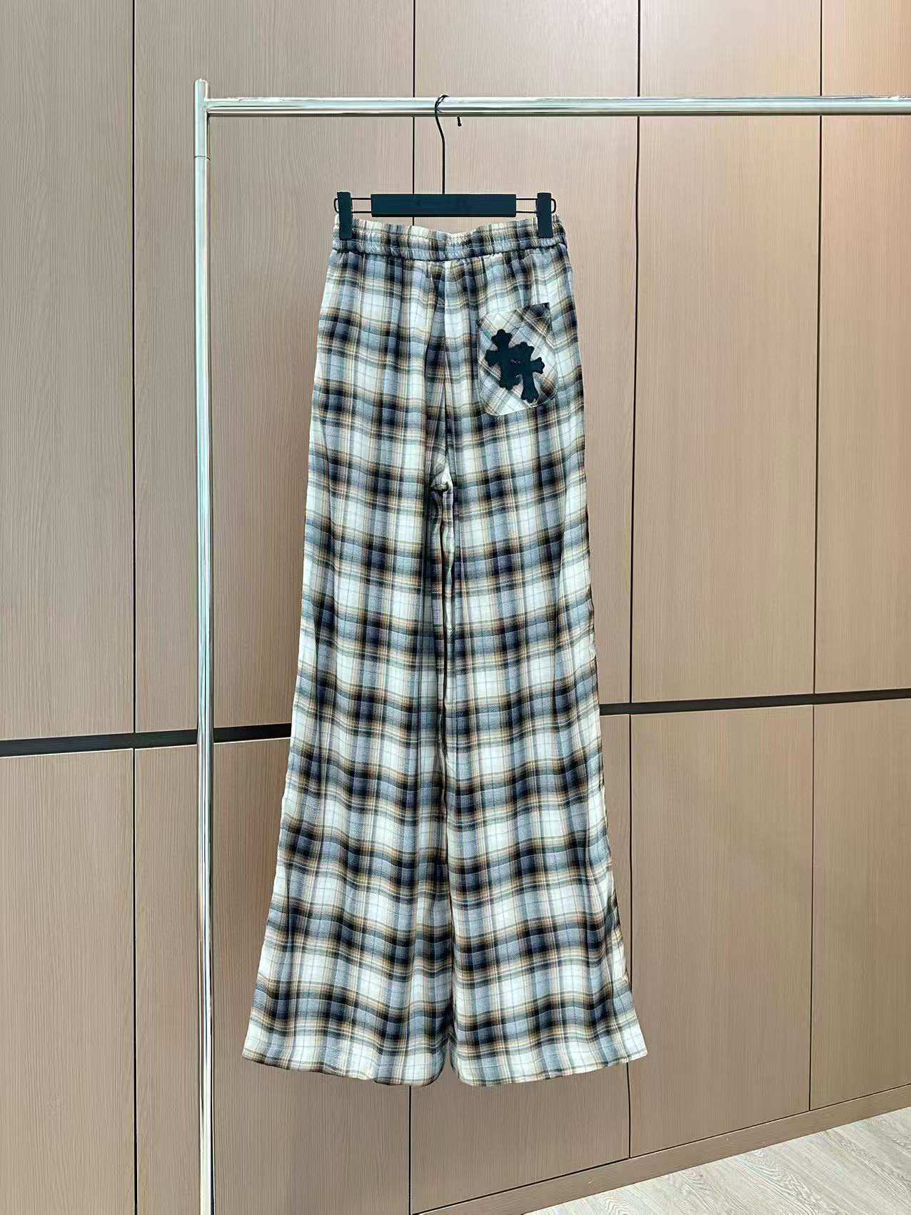 🛒𝐍𝐄𝐖 · 𝟐𝟎𝟐5/爆款现货

原单品质 设计师｜25新款抽绳格纹休闲裤
颜色百搭高级 定制腰带尽显