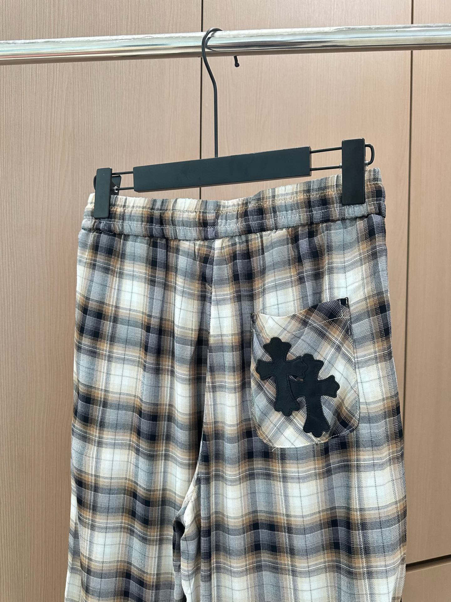 🛒𝐍𝐄𝐖 · 𝟐𝟎𝟐5/爆款现货

原单品质 设计师｜25新款抽绳格纹休闲裤
颜色百搭高级 定制腰带尽显