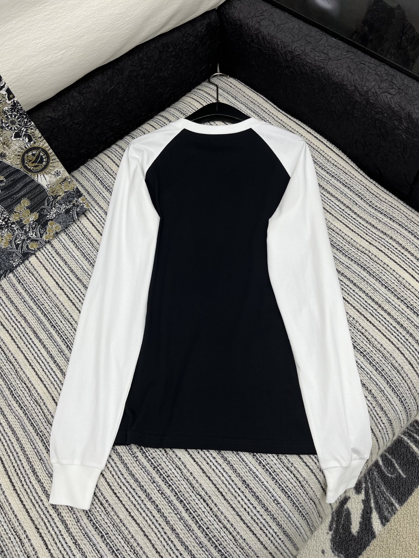 🛒𝐍𝐄𝐖 · 𝟐𝟎𝟐5/爆款现货

原单品质 ｜Celin *精致印花长袖T恤
高级撞色拼接 订制面料 