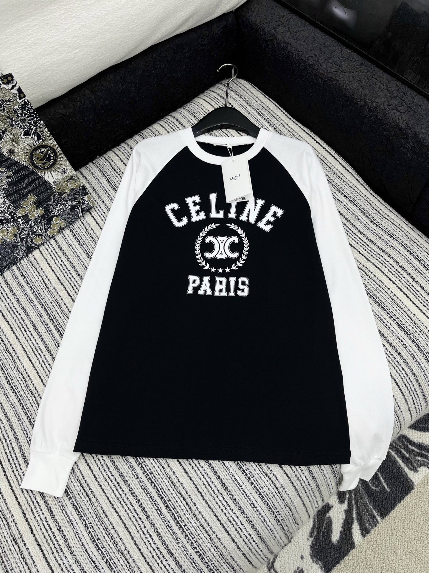 🛒𝐍𝐄𝐖 · 𝟐𝟎𝟐5/爆款现货

原单品质 ｜Celin *精致印花长袖T恤
高级撞色拼接 订制面料 