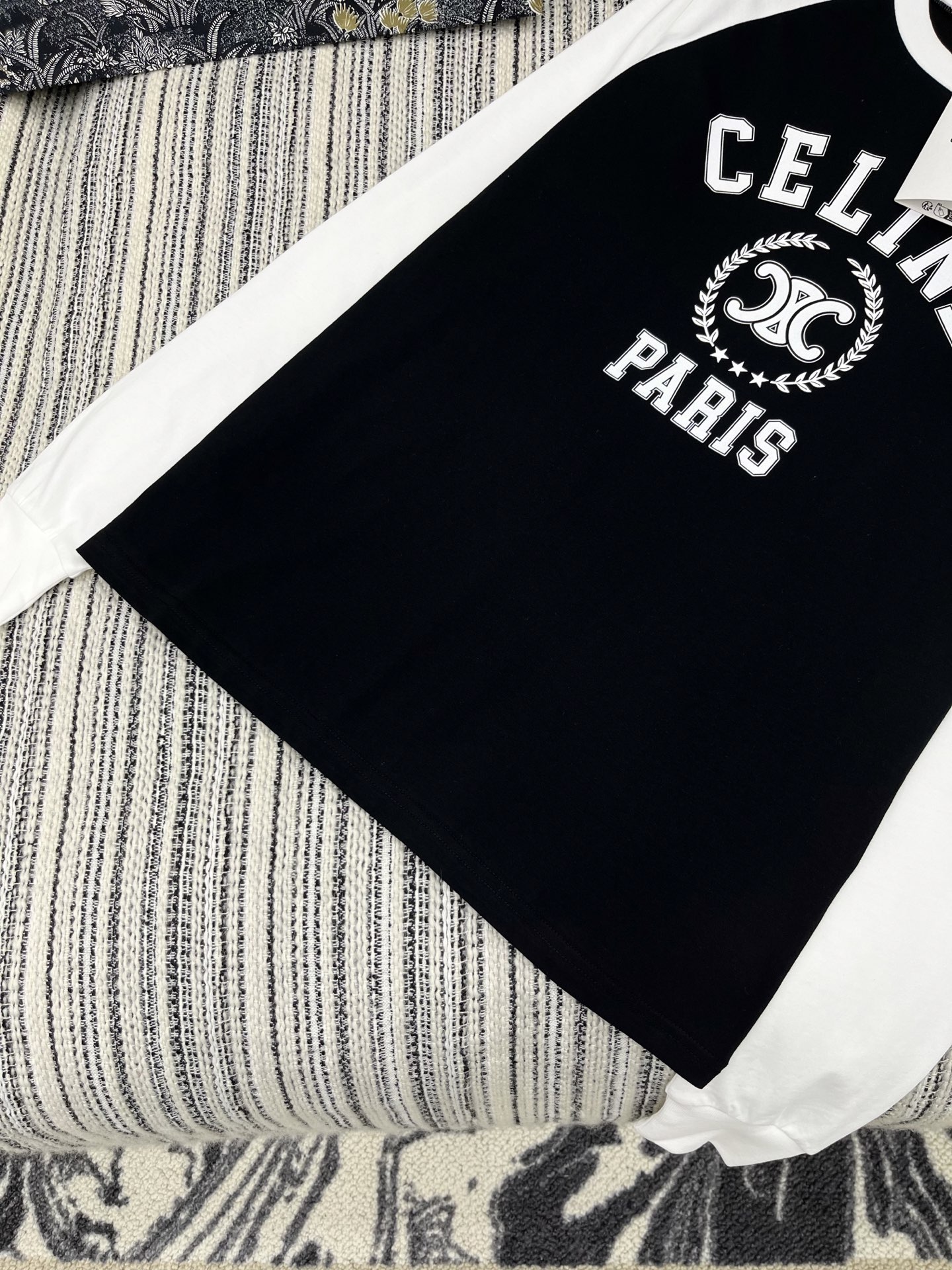 🛒𝐍𝐄𝐖 · 𝟐𝟎𝟐5/爆款现货

原单品质 ｜Celin *精致印花长袖T恤
高级撞色拼接 订制面料 