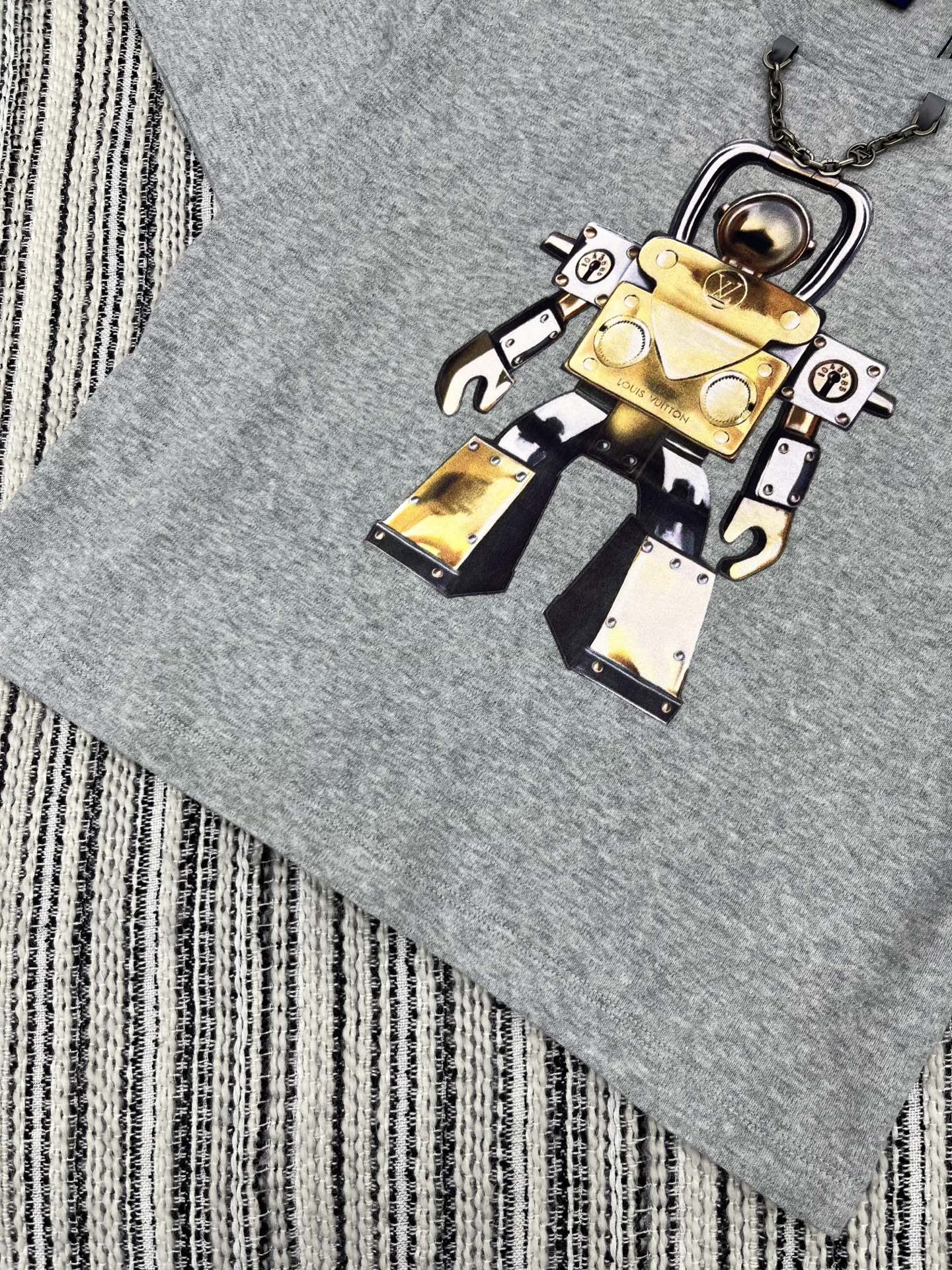 🛒𝐍𝐄𝐖 · 𝟐𝟎𝟐5/爆款现货

原单品质 LV*｜2025新品机器人印花百搭T恤
定制YB全棉材质 