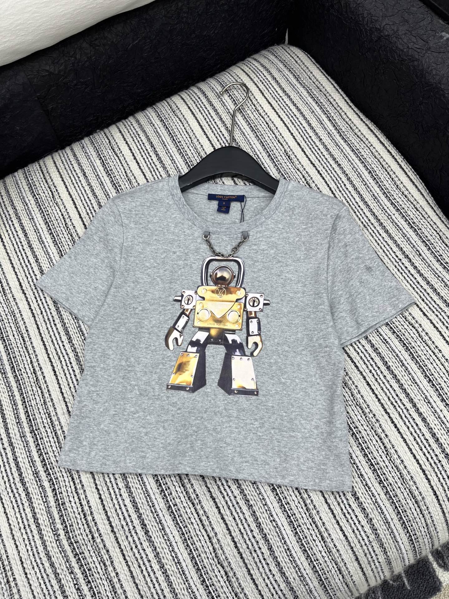 🛒𝐍𝐄𝐖 · 𝟐𝟎𝟐5/爆款现货

原单品质 LV*｜2025新品机器人印花百搭T恤
定制YB全棉材质 
