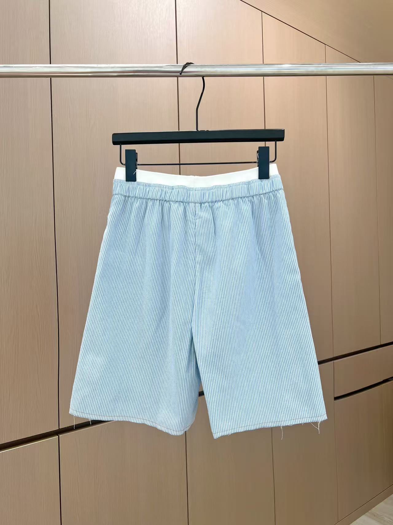 🛒𝐍𝐄𝐖 · 𝟐𝟎𝟐5/爆款现货

原单品质  设计师｜25新品条纹衬衫短裤套装！
高端定制面料，搭配松