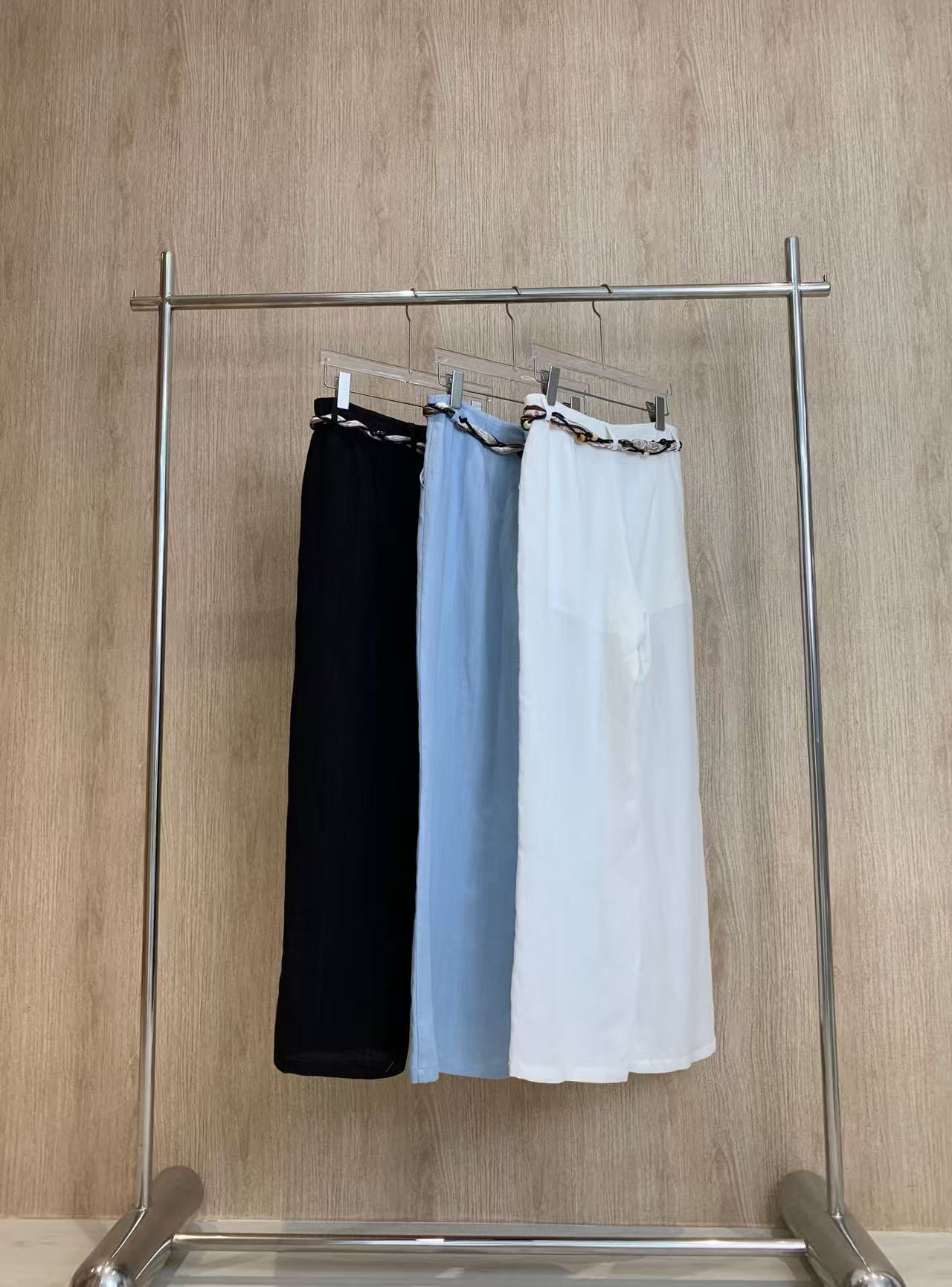 🛒𝐍𝐄𝐖 · 𝟐𝟎𝟐5/爆款现货

原单品质  Miu*｜25新款定制腰带装饰棉麻休闲裤
订制高品质面料