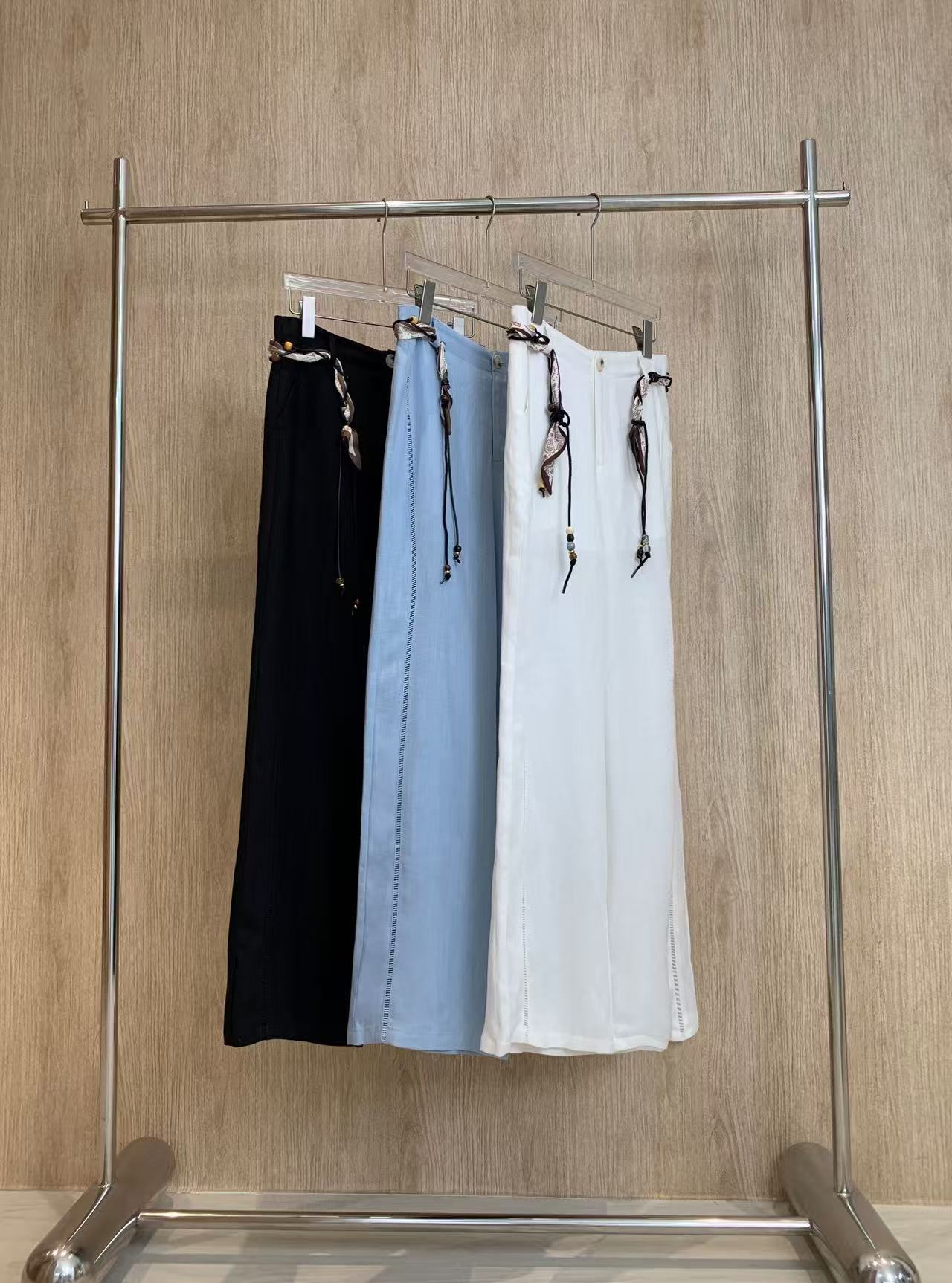 🛒𝐍𝐄𝐖 · 𝟐𝟎𝟐5/爆款现货

原单品质  Miu*｜25新款定制腰带装饰棉麻休闲裤
订制高品质面料