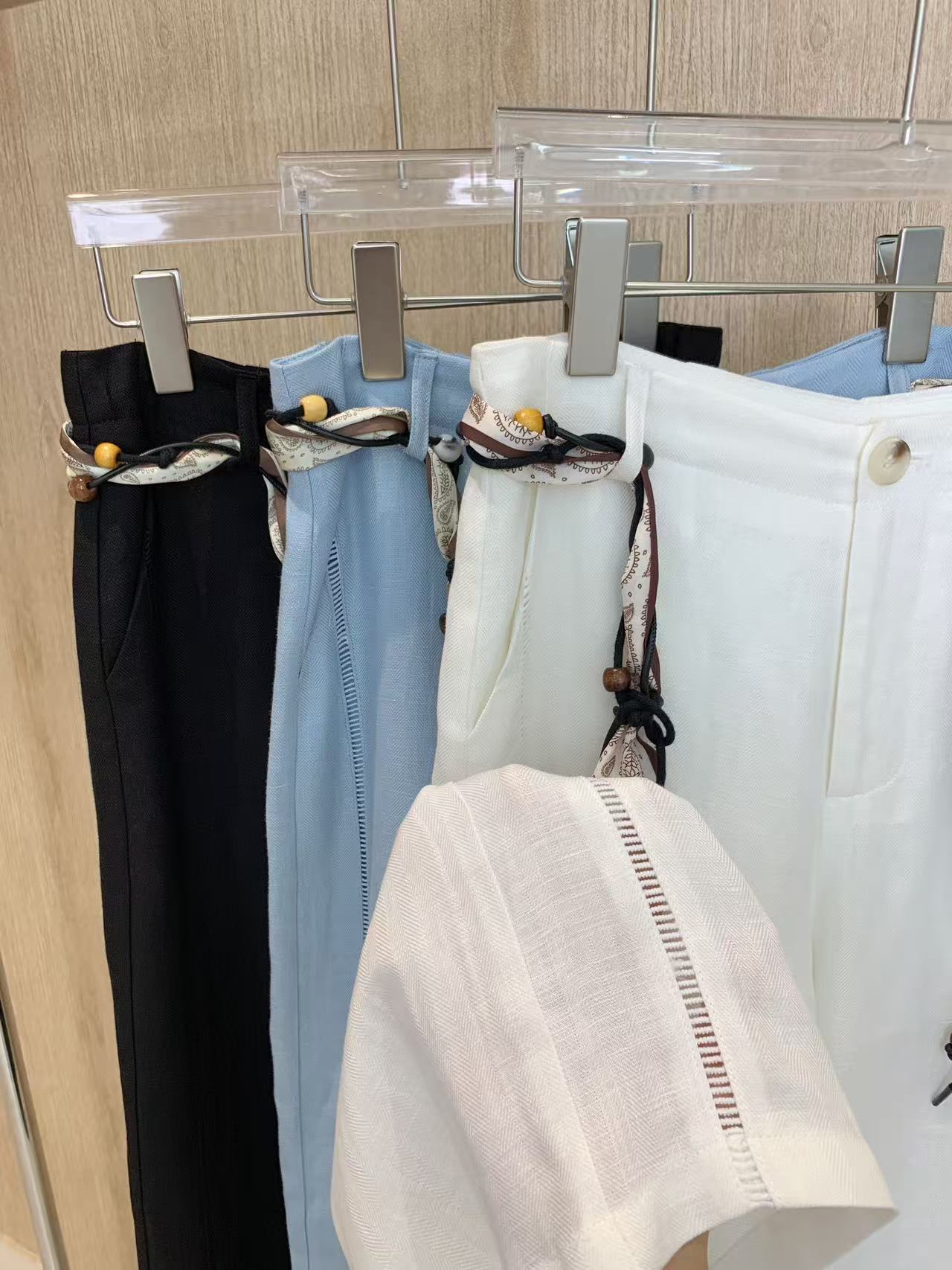 🛒𝐍𝐄𝐖 · 𝟐𝟎𝟐5/爆款现货

原单品质  Miu*｜25新款定制腰带装饰棉麻休闲裤
订制高品质面料