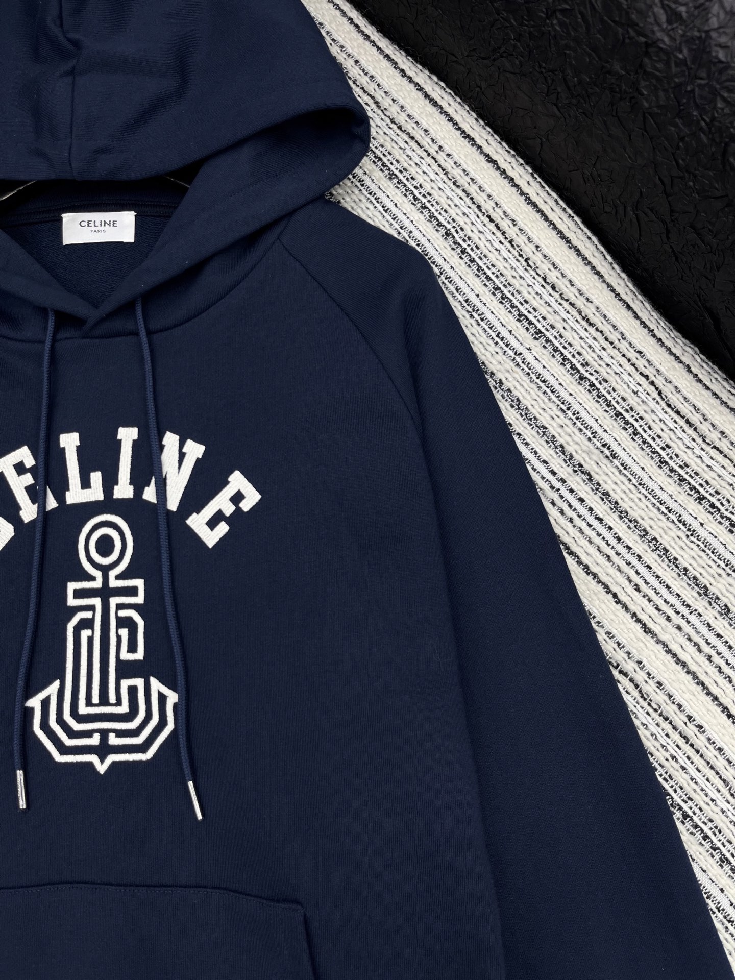 🛒𝐍𝐄𝐖 · 𝟐𝟎𝟐5/爆款现货

【原版定制】Celin*｜25早秋经典戴帽卫衣
干净利落的裁剪，落肩