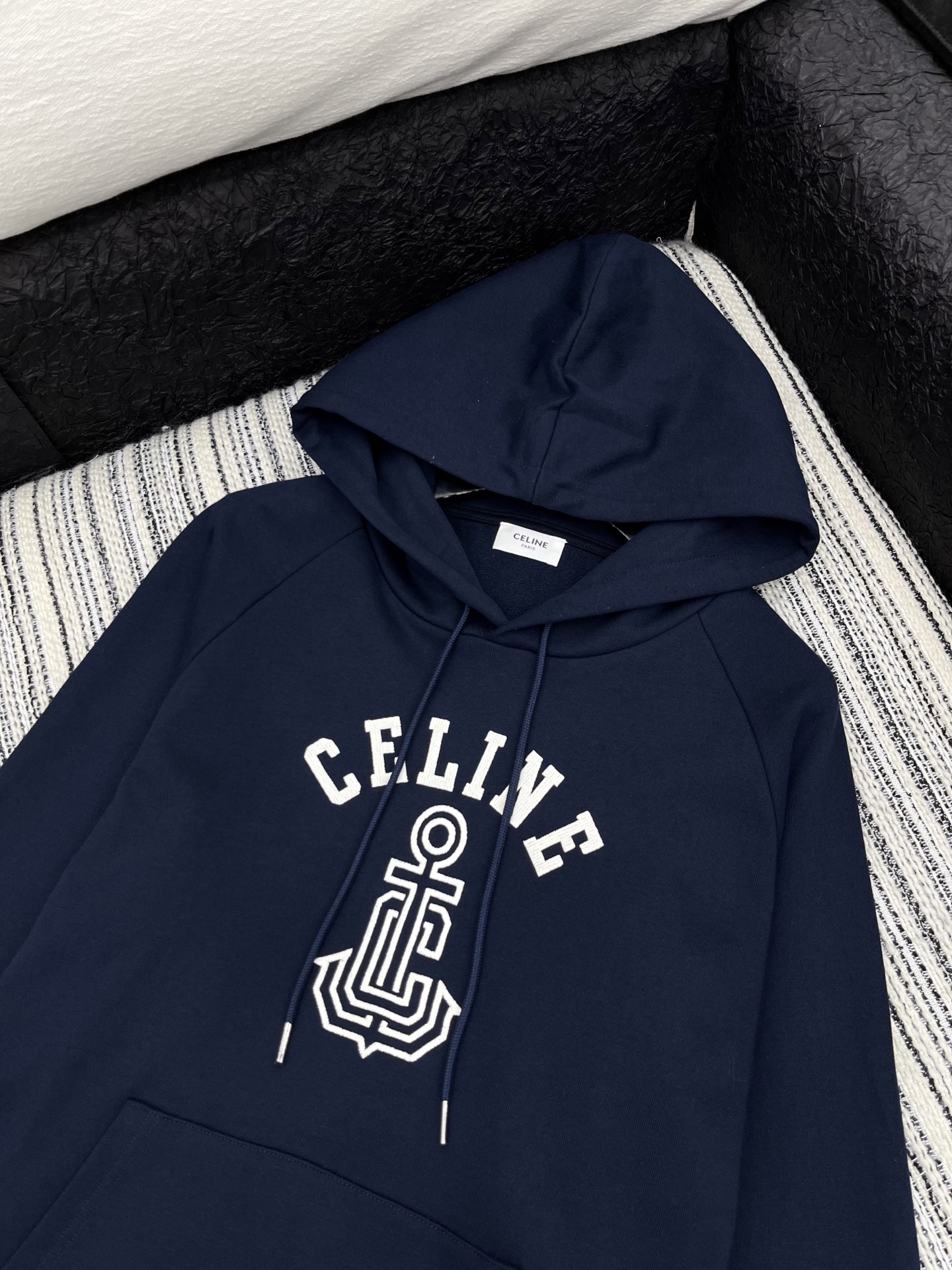 🛒𝐍𝐄𝐖 · 𝟐𝟎𝟐5/爆款现货

【原版定制】Celin*｜25早秋经典戴帽卫衣
干净利落的裁剪，落肩