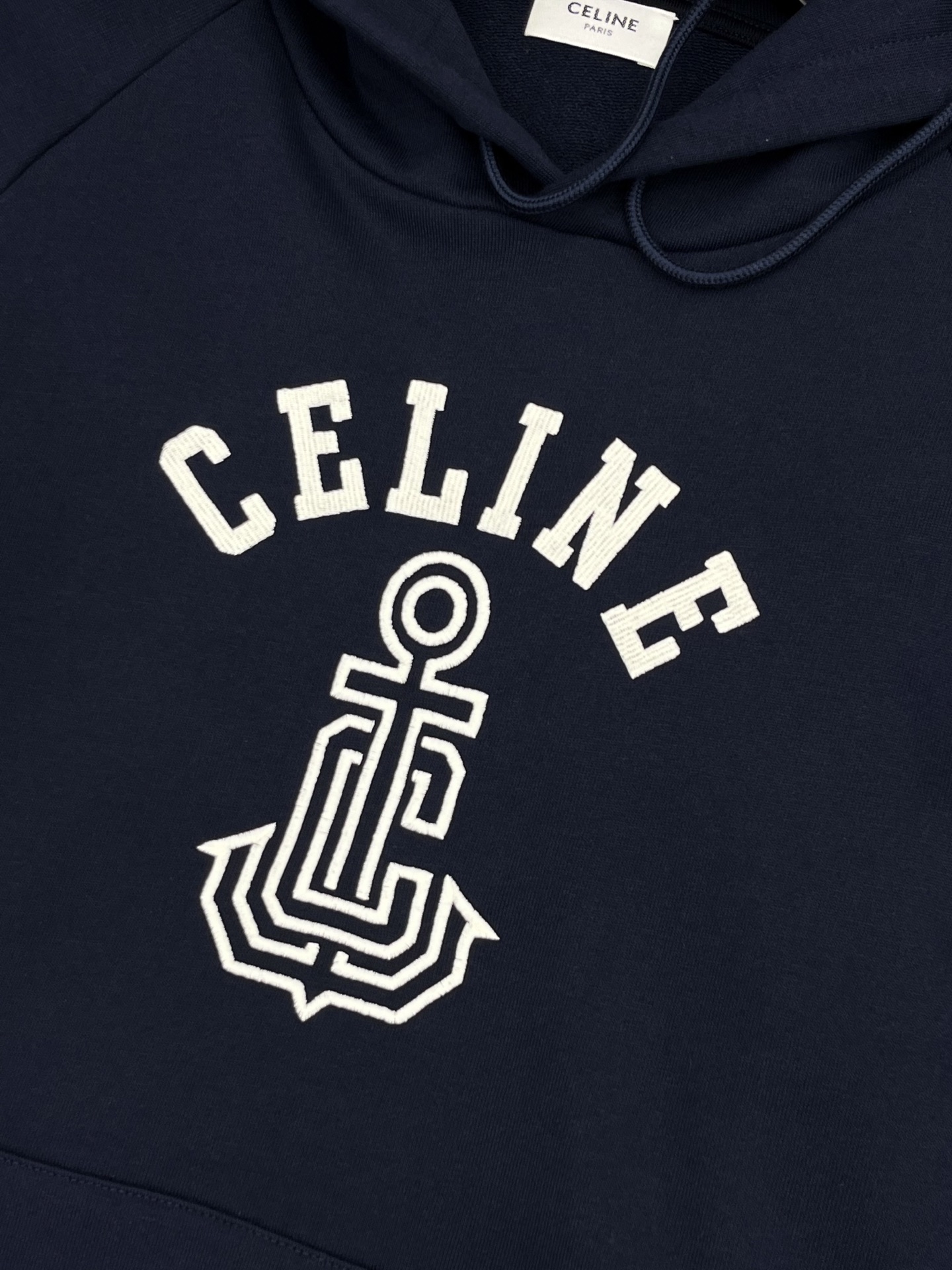 🛒𝐍𝐄𝐖 · 𝟐𝟎𝟐5/爆款现货

【原版定制】Celin*｜25早秋经典戴帽卫衣
干净利落的裁剪，落肩