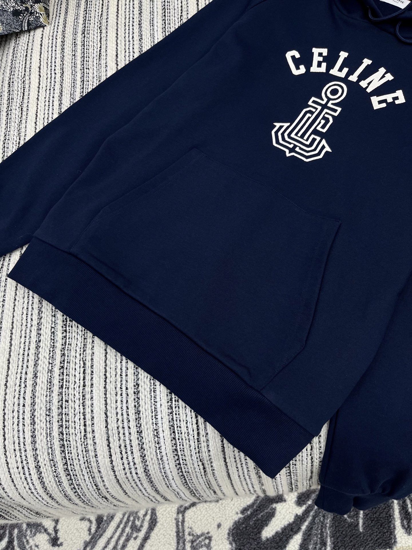 🛒𝐍𝐄𝐖 · 𝟐𝟎𝟐5/爆款现货

【原版定制】Celin*｜25早秋经典戴帽卫衣
干净利落的裁剪，落肩
