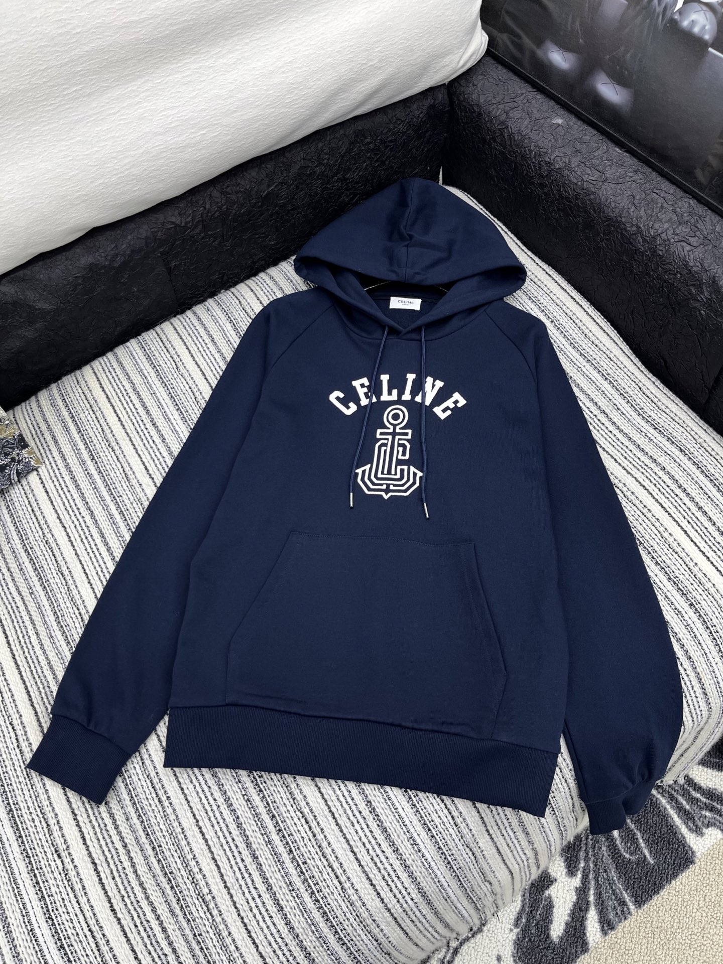 🛒𝐍𝐄𝐖 · 𝟐𝟎𝟐5/爆款现货

【原版定制】Celin*｜25早秋经典戴帽卫衣
干净利落的裁剪，落肩