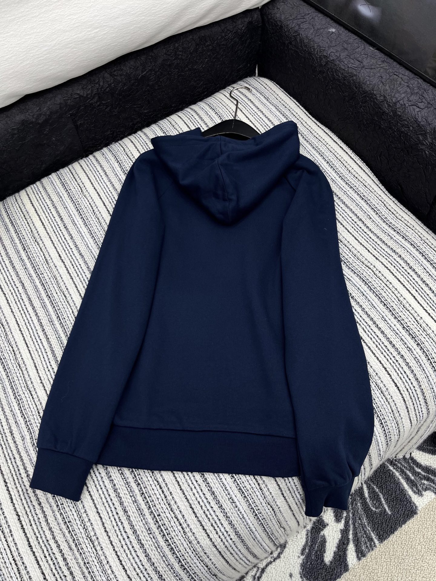 🛒𝐍𝐄𝐖 · 𝟐𝟎𝟐5/爆款现货

【原版定制】Celin*｜25早秋经典戴帽卫衣
干净利落的裁剪，落肩