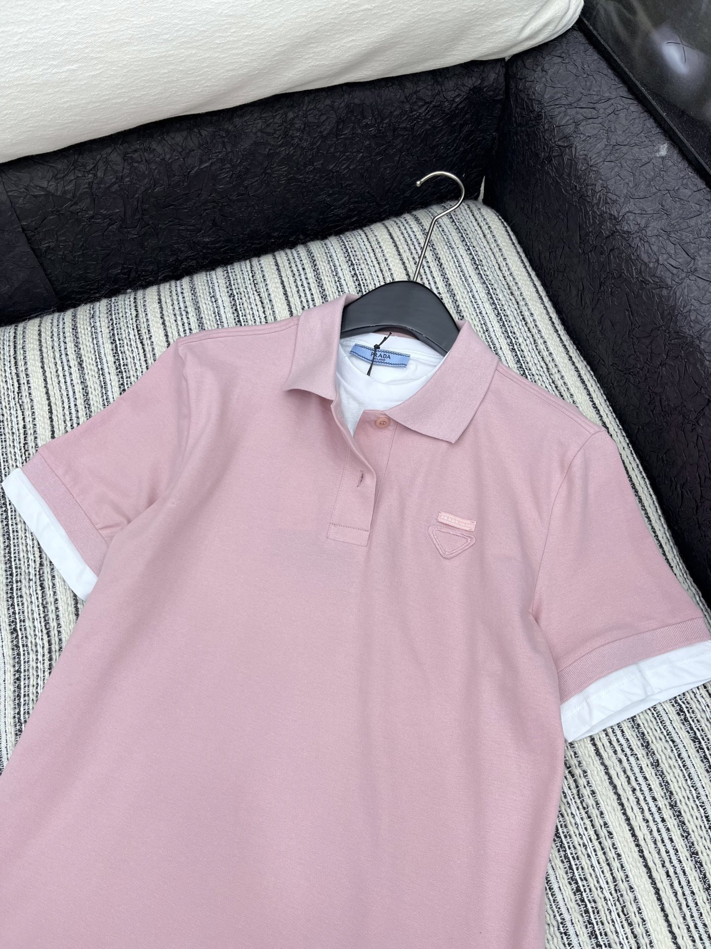 🛒𝐍𝐄𝐖 · 𝟐𝟎𝟐5/爆款现货

【原版定制】Prad*｜25春夏专柜短袖T
撞色假两件拼接设计，贴布