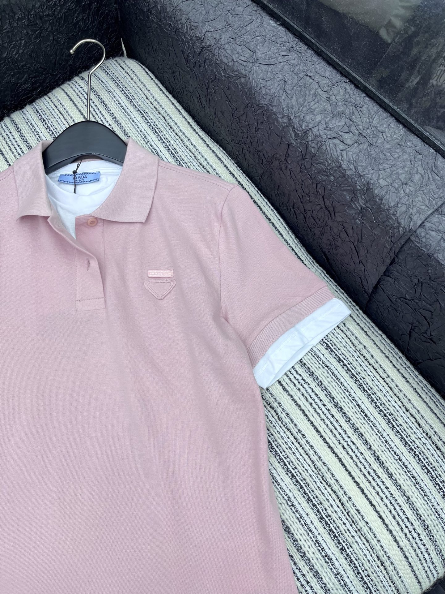 🛒𝐍𝐄𝐖 · 𝟐𝟎𝟐5/爆款现货

【原版定制】Prad*｜25春夏专柜短袖T
撞色假两件拼接设计，贴布