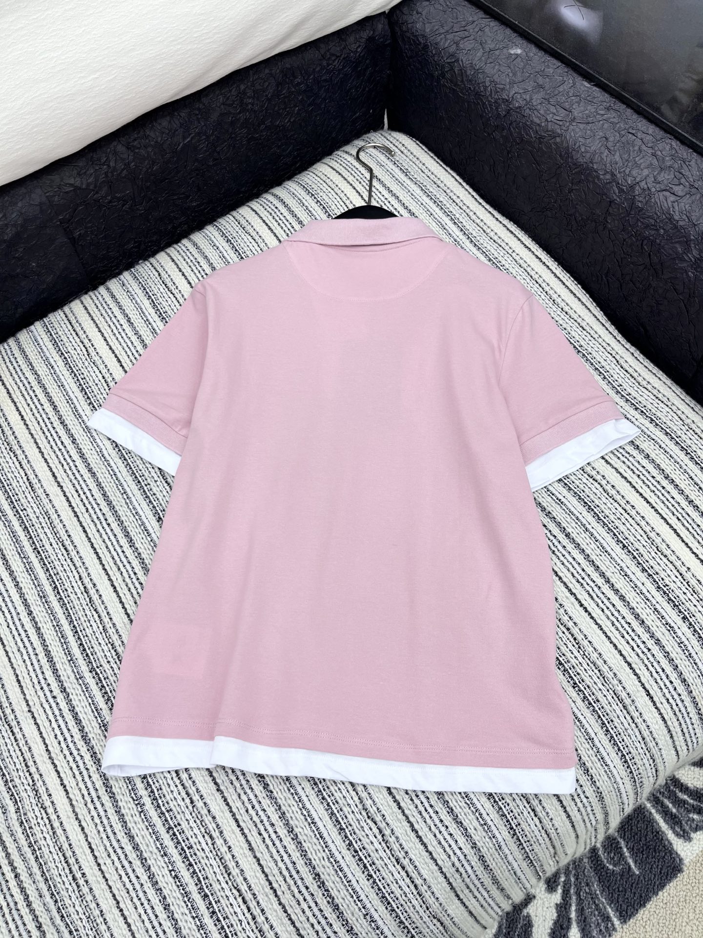 🛒𝐍𝐄𝐖 · 𝟐𝟎𝟐5/爆款现货

【原版定制】Prad*｜25春夏专柜短袖T
撞色假两件拼接设计，贴布