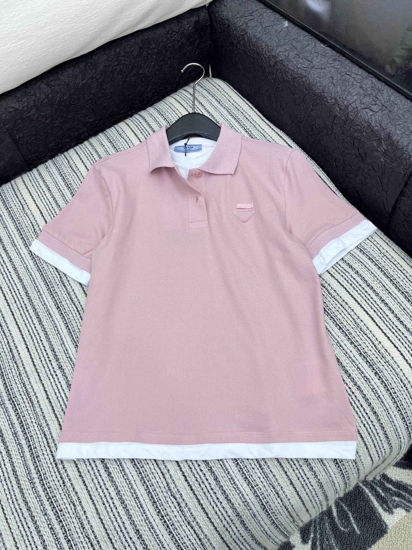 🛒𝐍𝐄𝐖 · 𝟐𝟎𝟐5/爆款现货

【原版定制】Prad*｜25春夏专柜短袖T
撞色假两件拼接设计，贴布