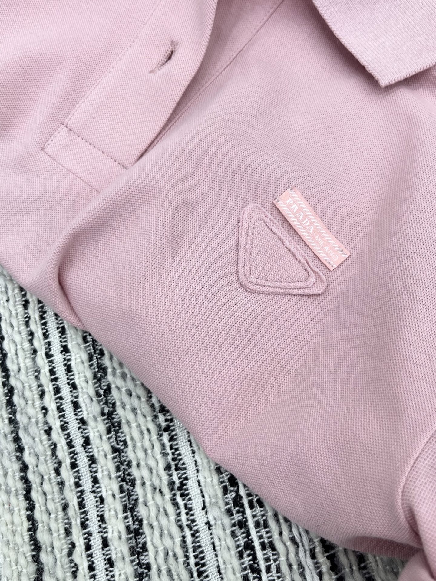 🛒𝐍𝐄𝐖 · 𝟐𝟎𝟐5/爆款现货

【原版定制】Prad*｜25春夏专柜短袖T
撞色假两件拼接设计，贴布