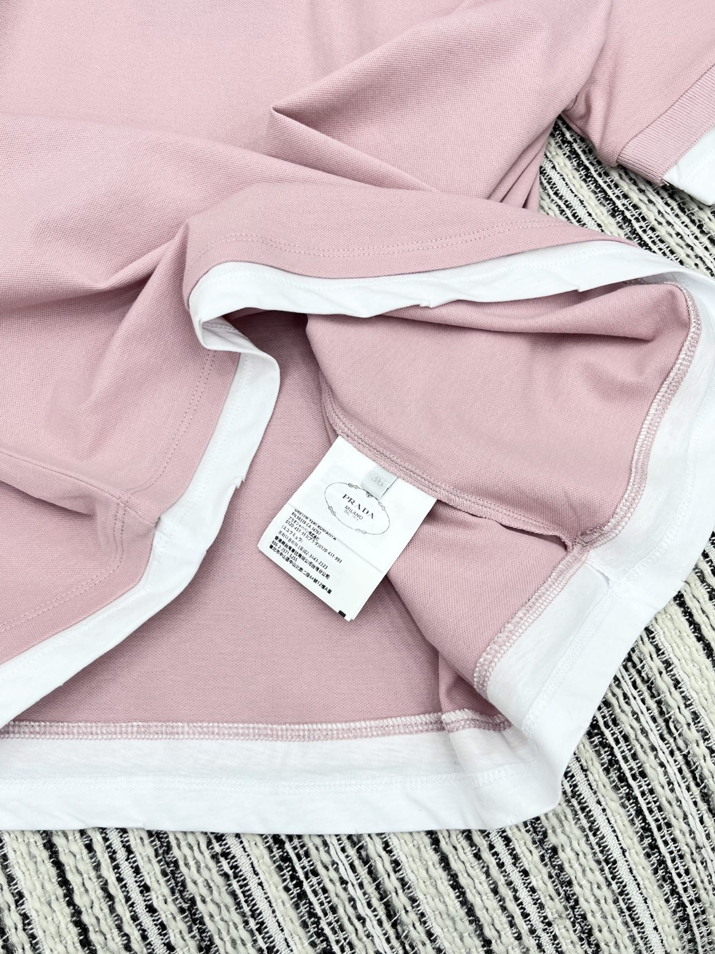 🛒𝐍𝐄𝐖 · 𝟐𝟎𝟐5/爆款现货

【原版定制】Prad*｜25春夏专柜短袖T
撞色假两件拼接设计，贴布