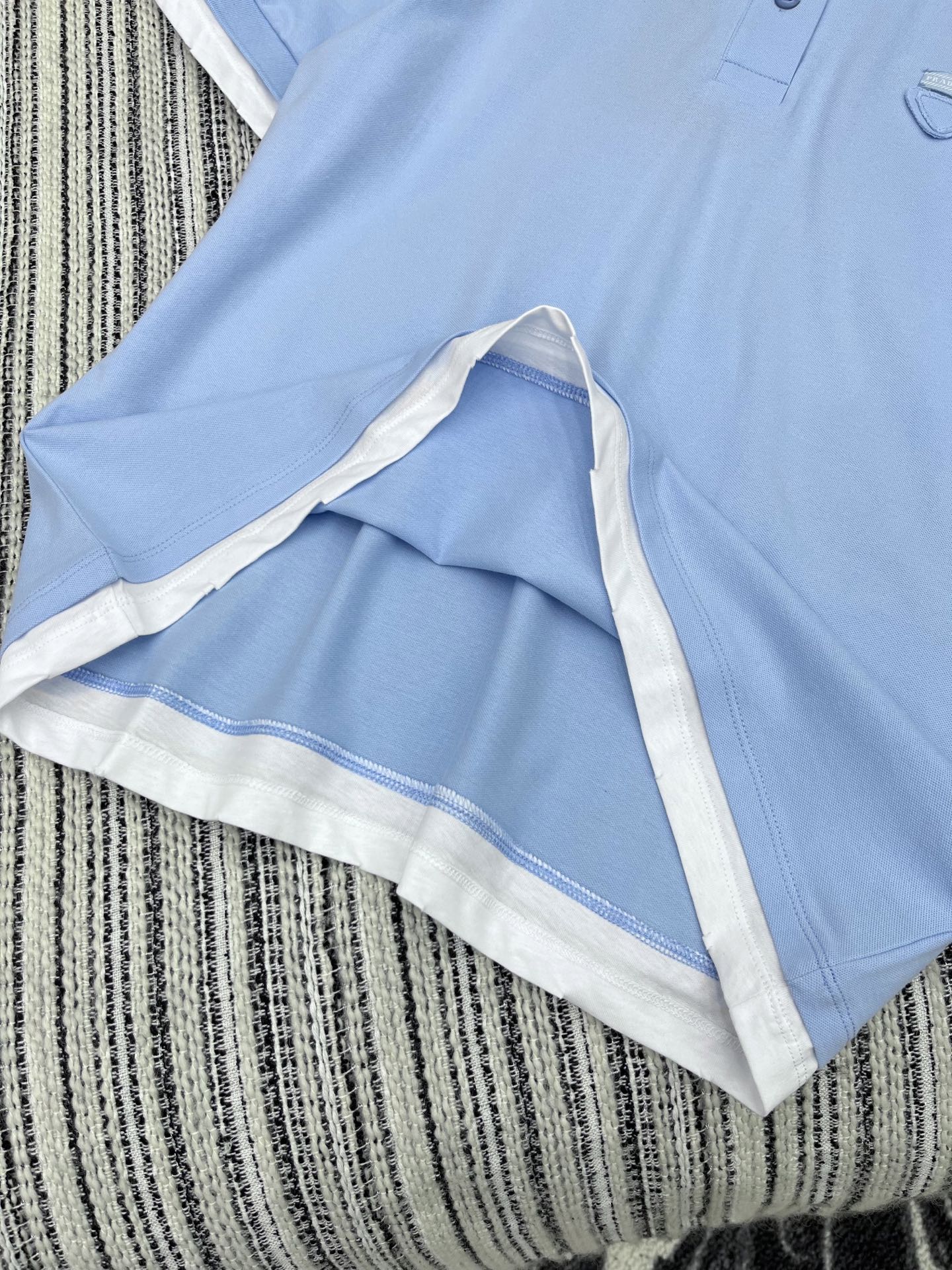 🛒𝐍𝐄𝐖 · 𝟐𝟎𝟐5/爆款现货

【原版定制】Prad*｜25春夏专柜短袖T
撞色假两件拼接设计，贴布