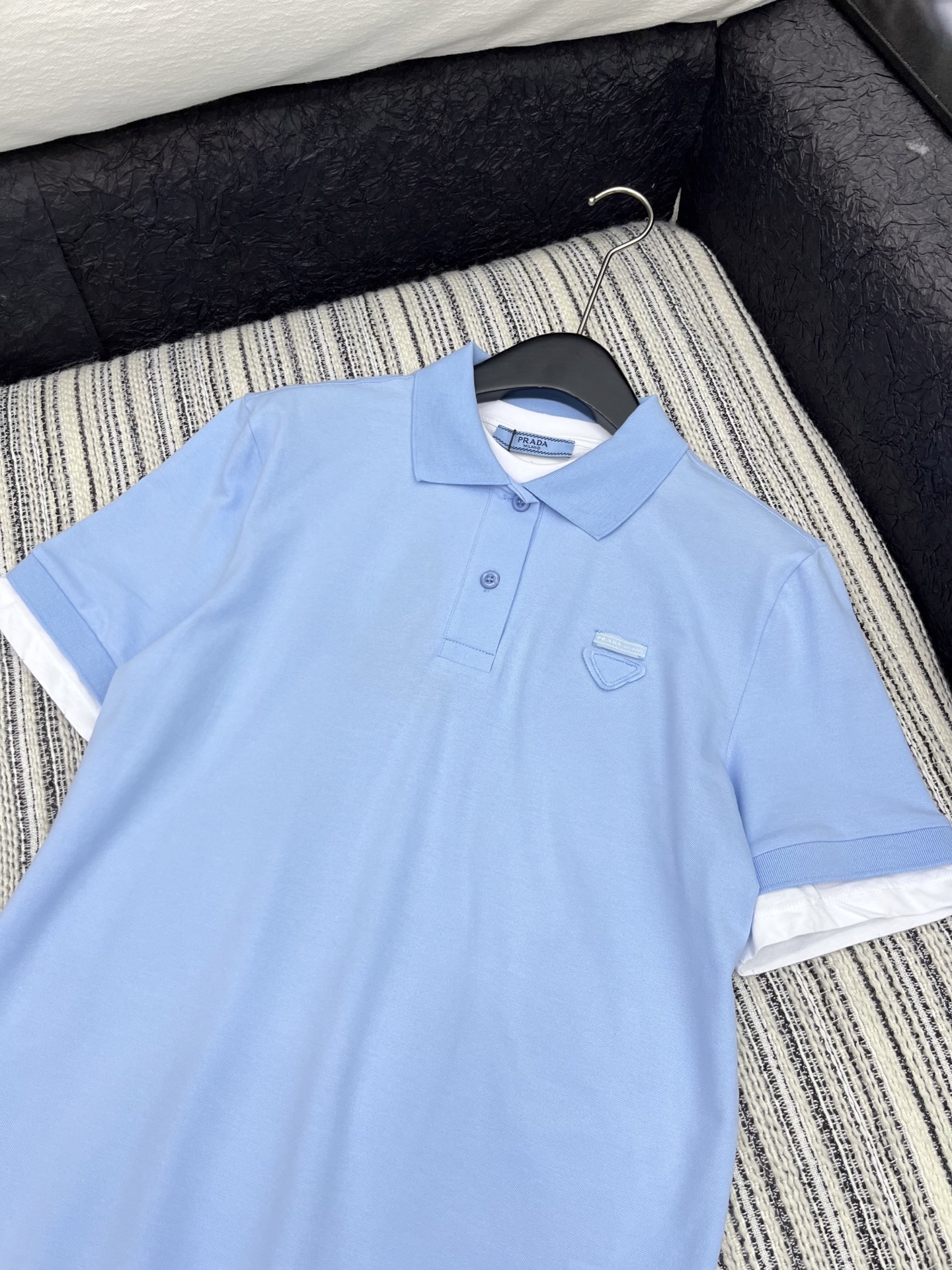 🛒𝐍𝐄𝐖 · 𝟐𝟎𝟐5/爆款现货

【原版定制】Prad*｜25春夏专柜短袖T
撞色假两件拼接设计，贴布