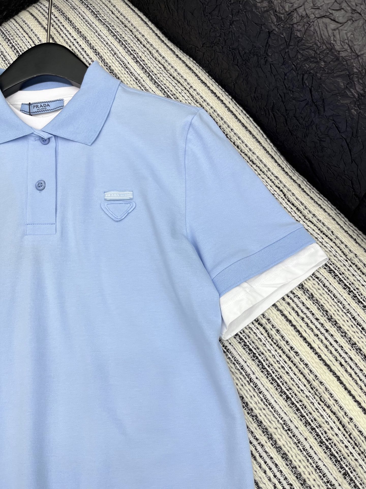 🛒𝐍𝐄𝐖 · 𝟐𝟎𝟐5/爆款现货

【原版定制】Prad*｜25春夏专柜短袖T
撞色假两件拼接设计，贴布