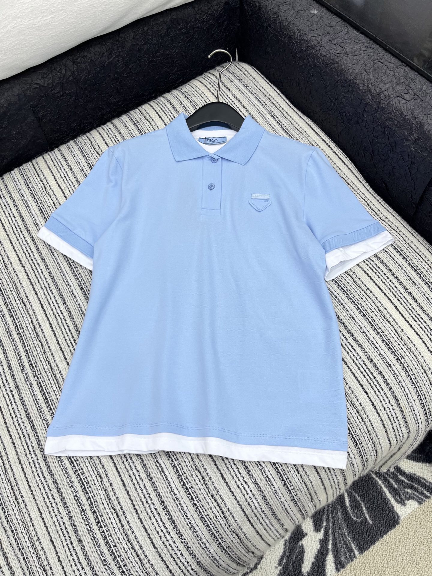 🛒𝐍𝐄𝐖 · 𝟐𝟎𝟐5/爆款现货

【原版定制】Prad*｜25春夏专柜短袖T
撞色假两件拼接设计，贴布