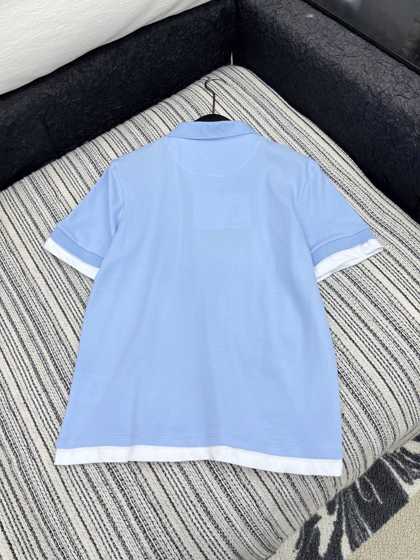 🛒𝐍𝐄𝐖 · 𝟐𝟎𝟐5/爆款现货

【原版定制】Prad*｜25春夏专柜短袖T
撞色假两件拼接设计，贴布