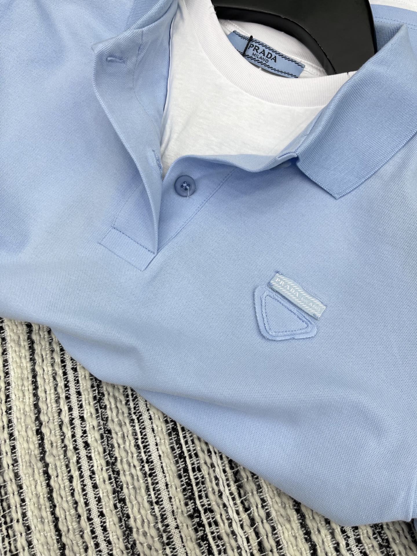🛒𝐍𝐄𝐖 · 𝟐𝟎𝟐5/爆款现货

【原版定制】Prad*｜25春夏专柜短袖T
撞色假两件拼接设计，贴布
