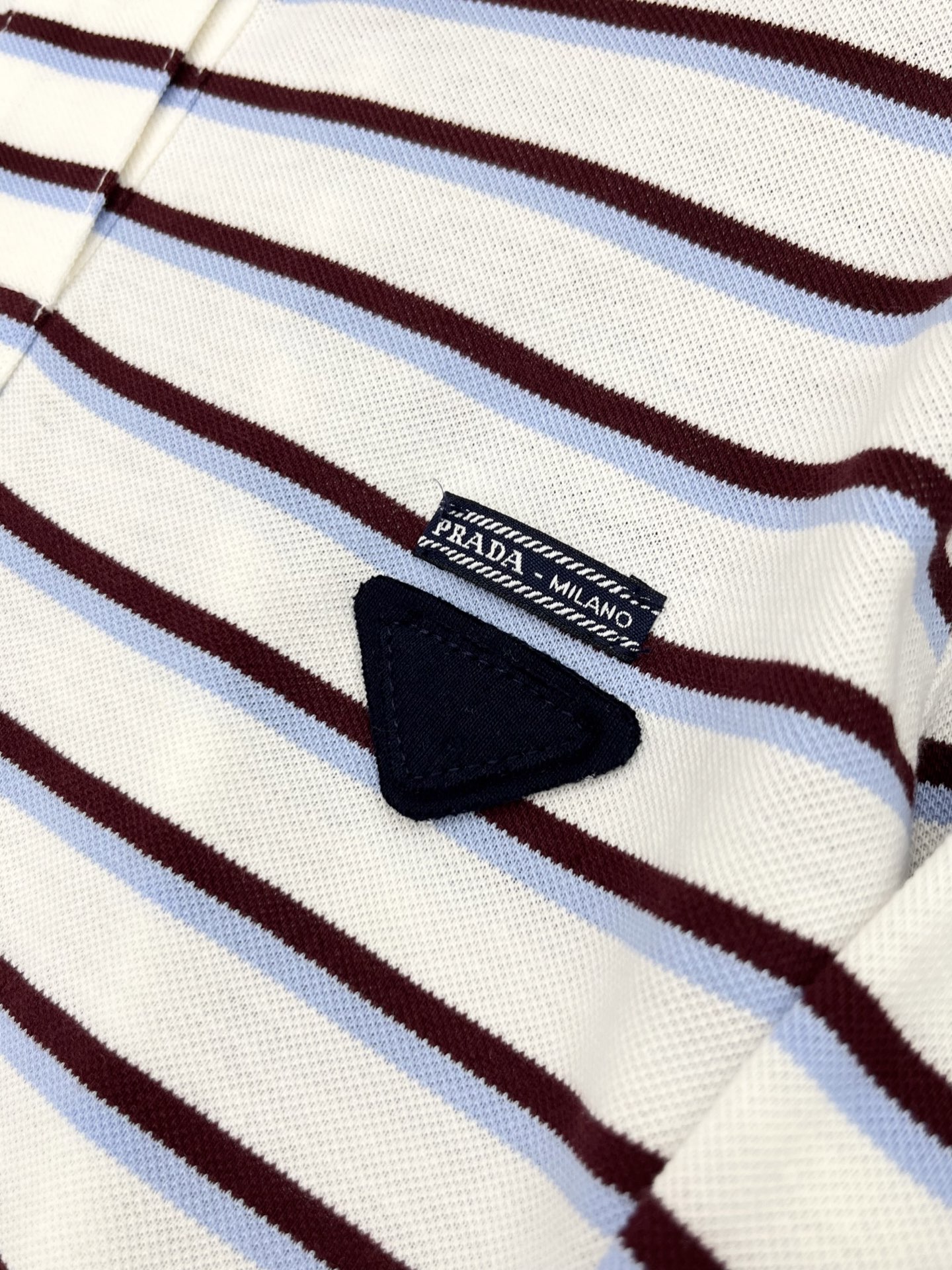 🛒𝐍𝐄𝐖 · 𝟐𝟎𝟐5/爆款现货

【原版定制】Prad*｜25专柜长袖条纹衫
撞色翻领，条纹设计高级又