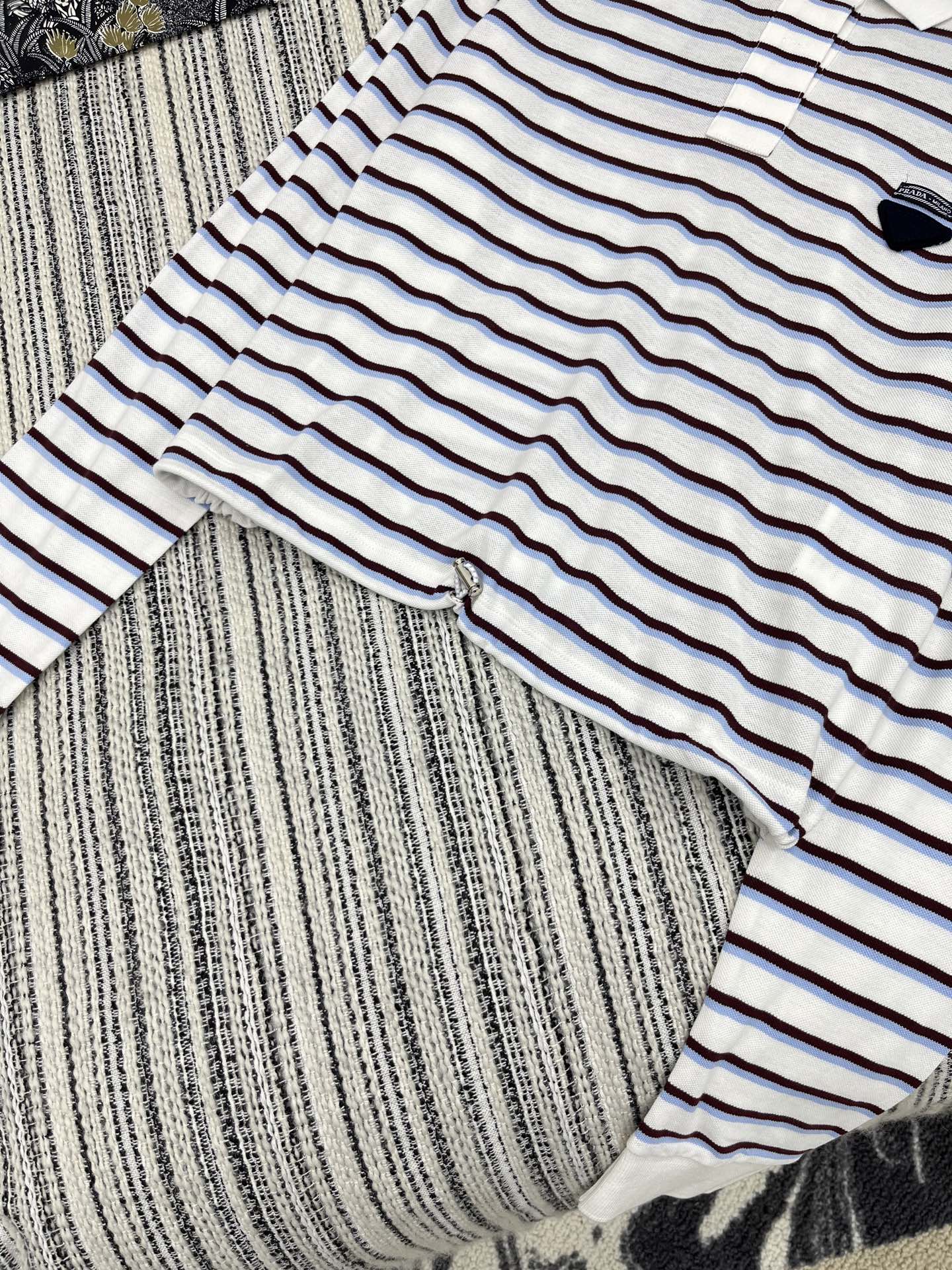 🛒𝐍𝐄𝐖 · 𝟐𝟎𝟐5/爆款现货

【原版定制】Prad*｜25专柜长袖条纹衫
撞色翻领，条纹设计高级又