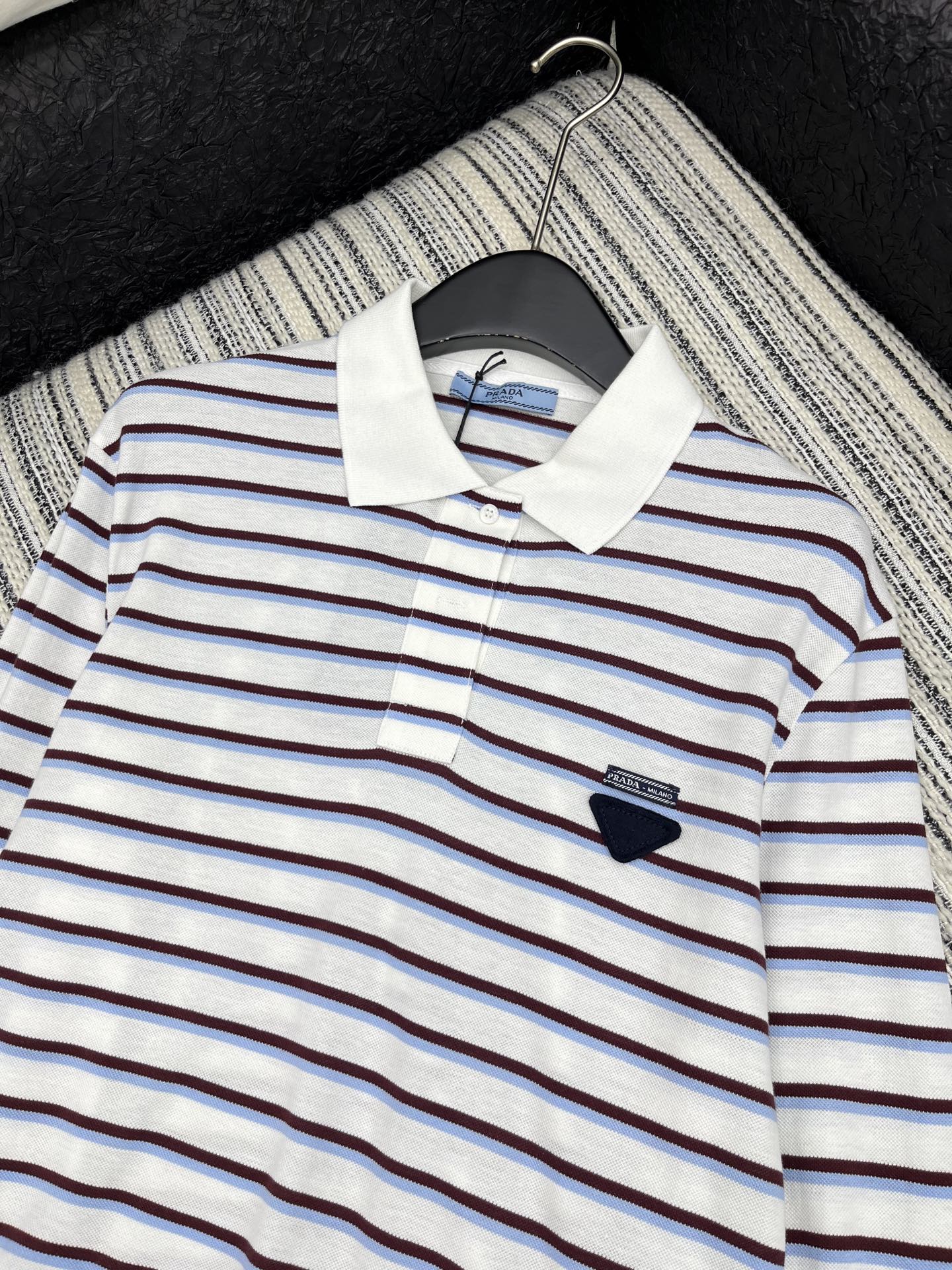 🛒𝐍𝐄𝐖 · 𝟐𝟎𝟐5/爆款现货

【原版定制】Prad*｜25专柜长袖条纹衫
撞色翻领，条纹设计高级又