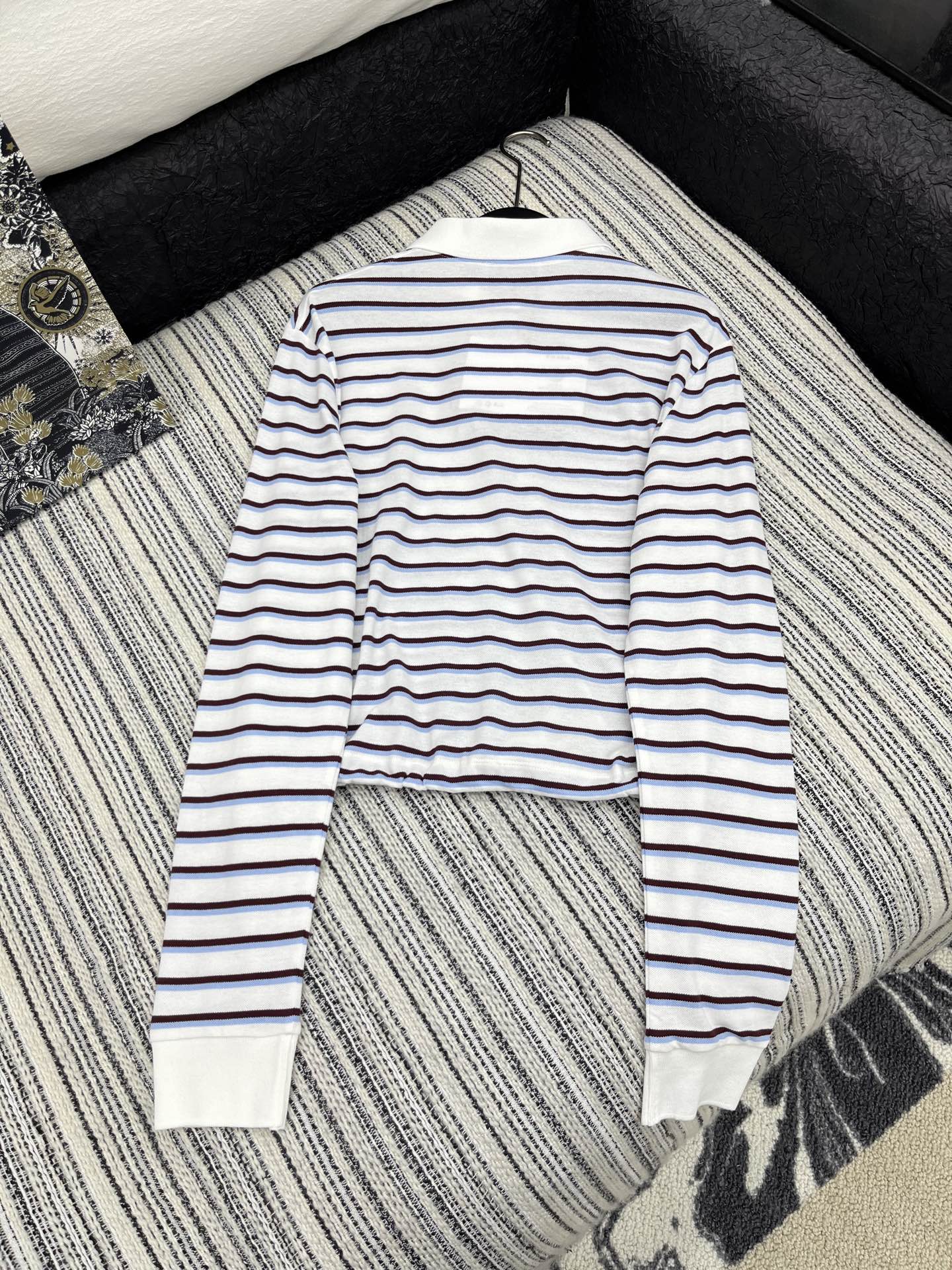 🛒𝐍𝐄𝐖 · 𝟐𝟎𝟐5/爆款现货

【原版定制】Prad*｜25专柜长袖条纹衫
撞色翻领，条纹设计高级又