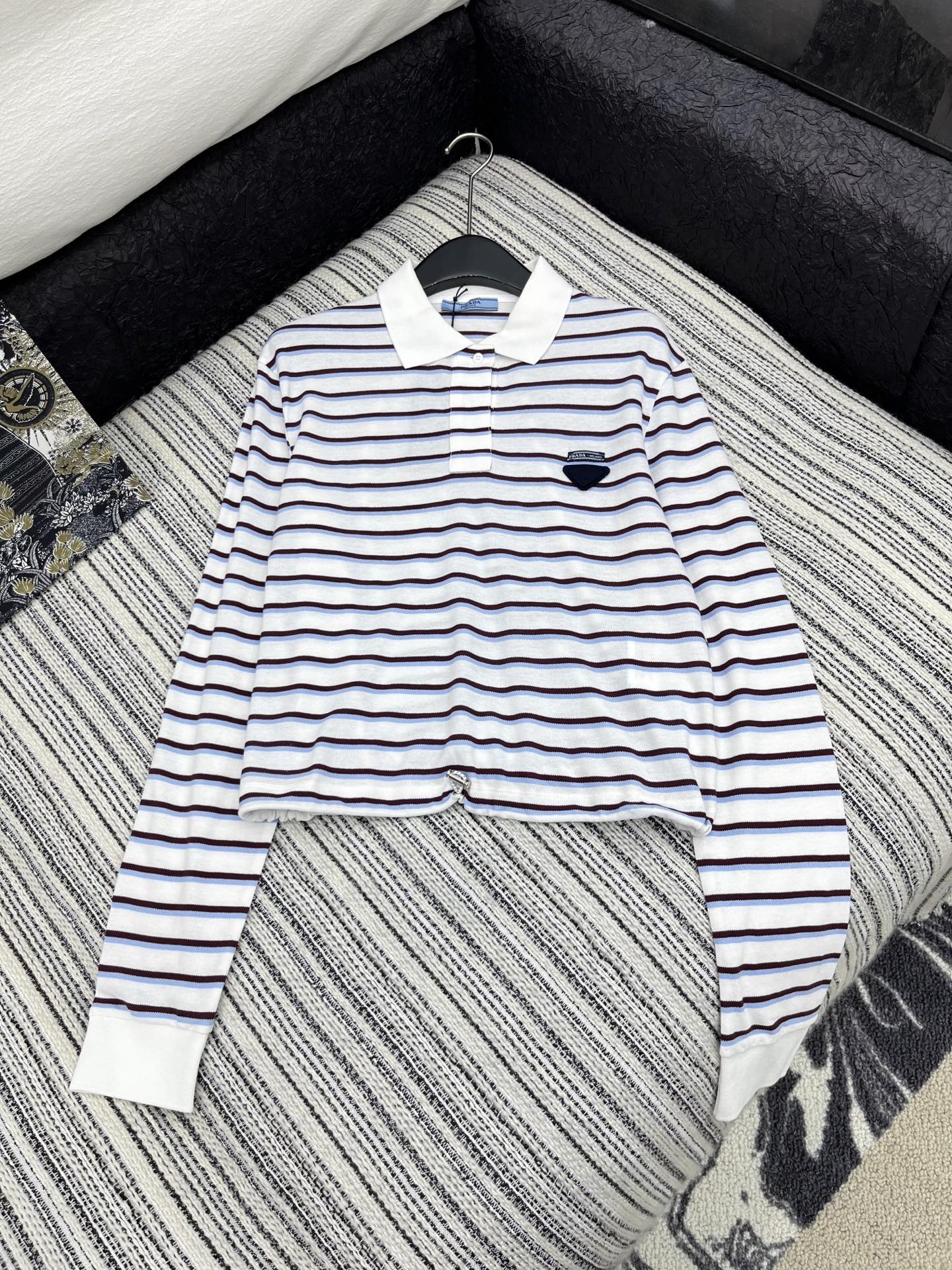 🛒𝐍𝐄𝐖 · 𝟐𝟎𝟐5/爆款现货

【原版定制】Prad*｜25专柜长袖条纹衫
撞色翻领，条纹设计高级又