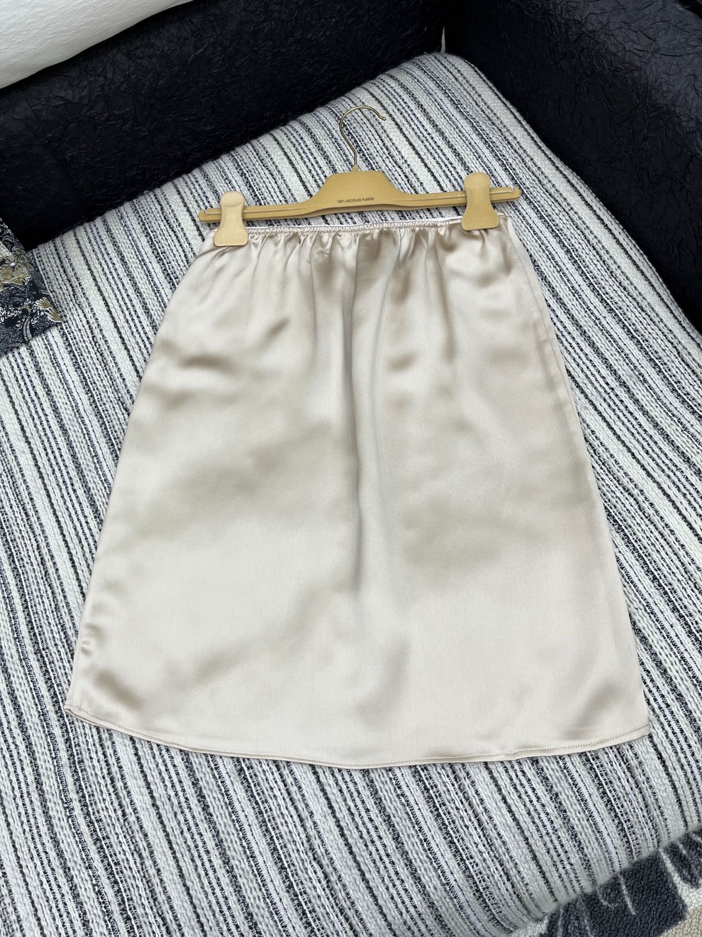 🛒𝐍𝐄𝐖 · 𝟐𝟎𝟐5/爆款现货

【原版定制】Miu Mi *｜ 25新款吊带套裙
定制撞色贴布绣贴标
