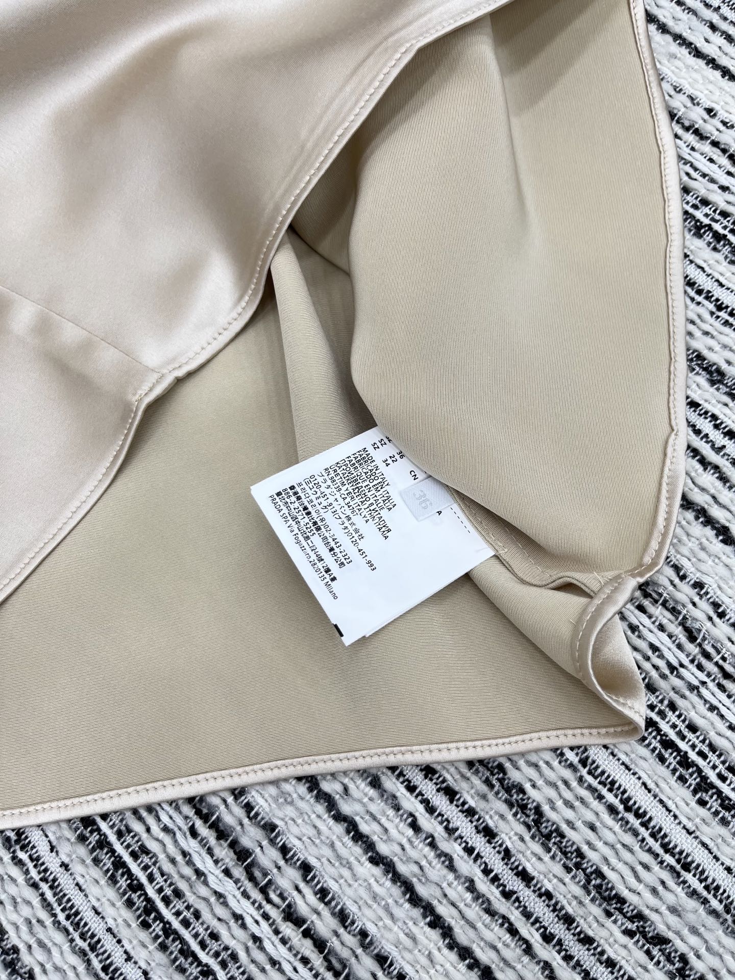 🛒𝐍𝐄𝐖 · 𝟐𝟎𝟐5/爆款现货

【原版定制】Miu Mi *｜ 25新款吊带套裙
定制撞色贴布绣贴标