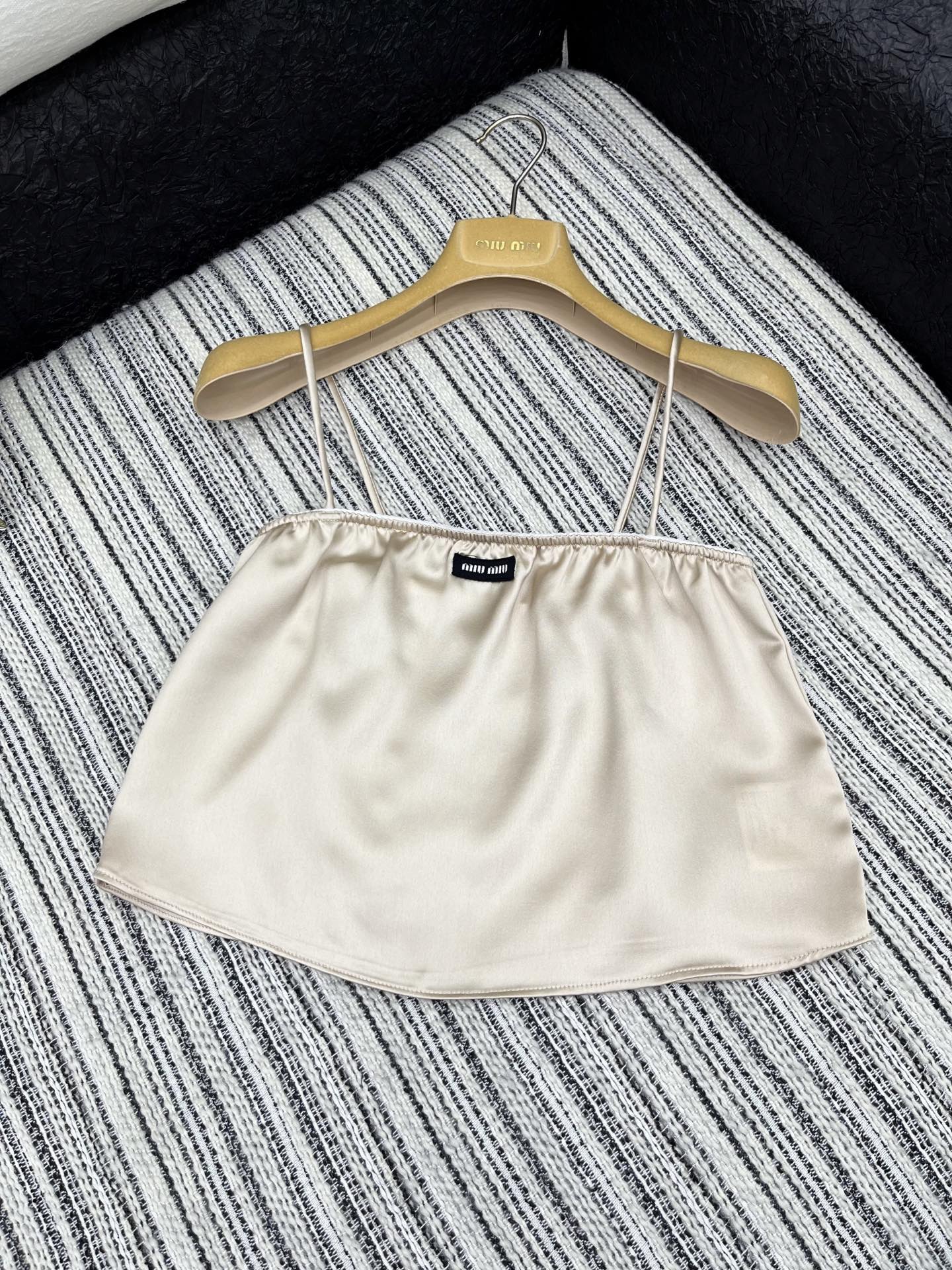 🛒𝐍𝐄𝐖 · 𝟐𝟎𝟐5/爆款现货

【原版定制】Miu Mi *｜ 25新款吊带套裙
定制撞色贴布绣贴标
